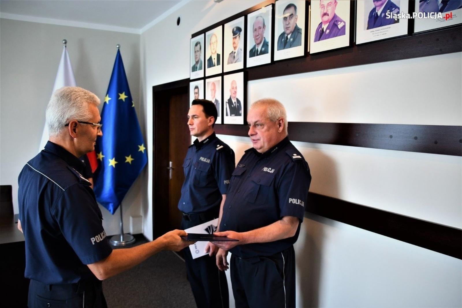 Zdjęcie w galerii na portalu naszraciborz.pl: W raciborskiej komendzie awans i pożegnanie z mundurem wiadomości z regionu