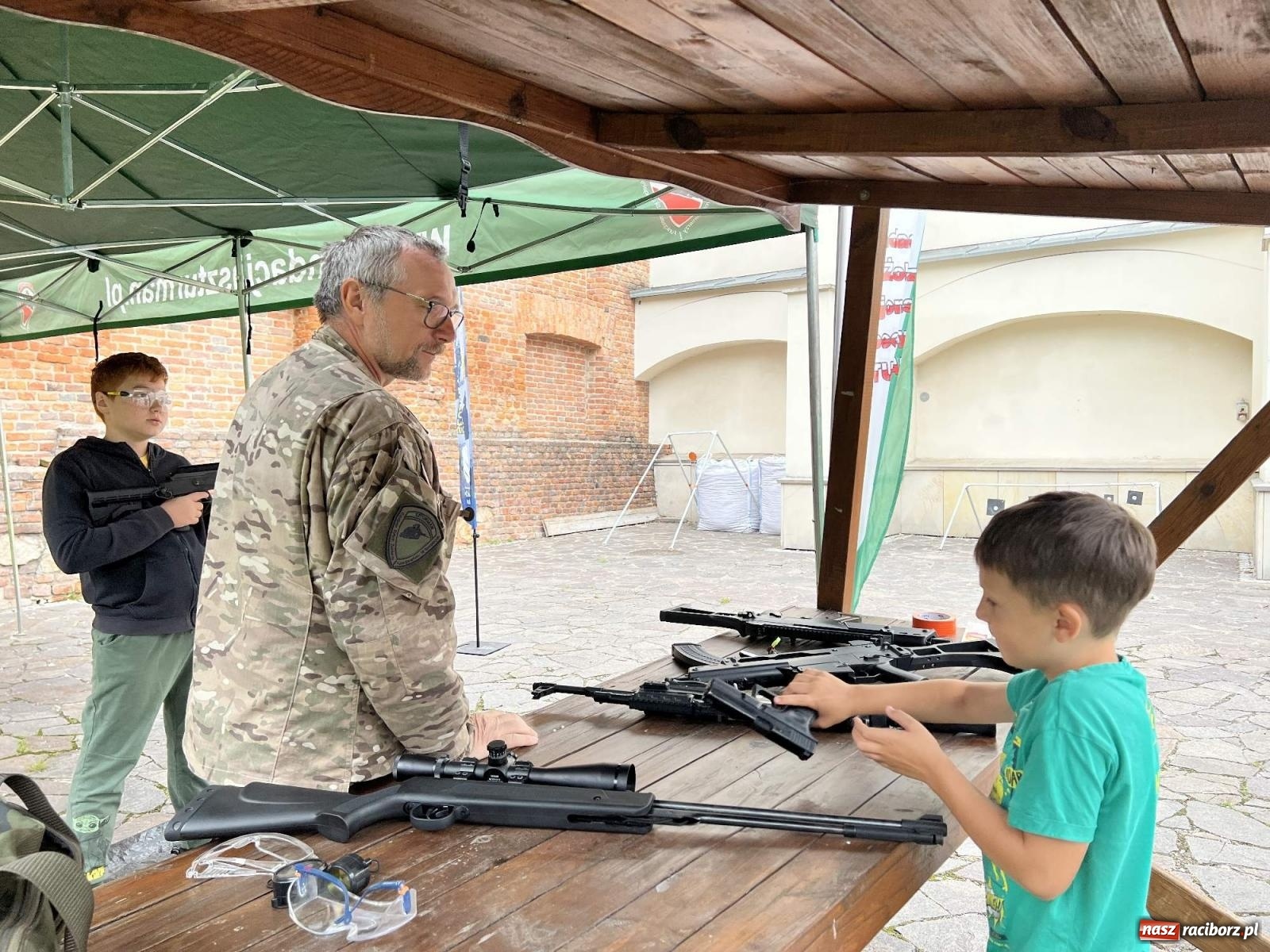 Zdjęcie w galerii na portalu naszraciborz.pl: Weekend z wojskiem na raciborskim zamku wiadomości z regionu