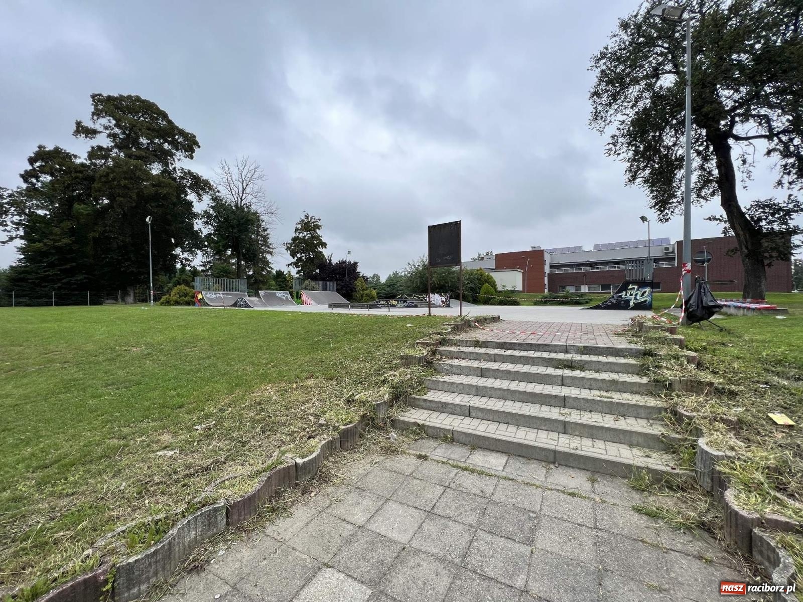 Zdjęcie w galerii na portalu naszraciborz.pl: Skatepark zamknięty z powodu uszkodzeń. Ogłoszono przetarg na rozbudowę wiadomości z regionu