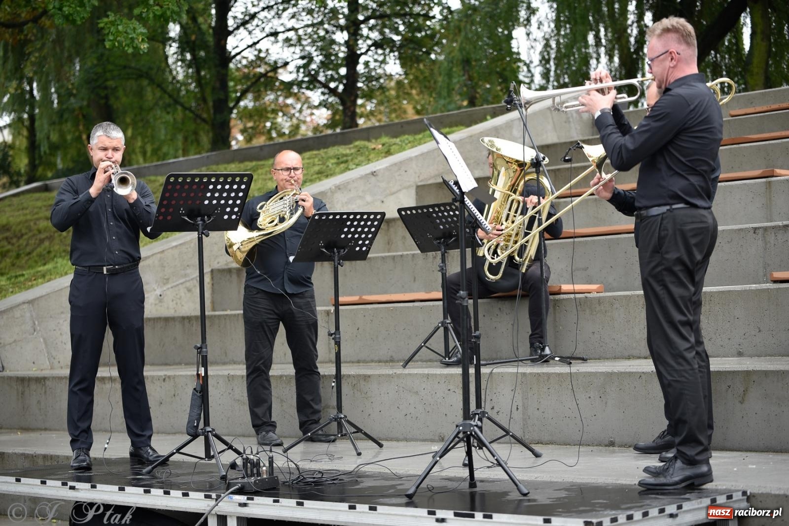 Zdjęcie w galerii na portalu naszraciborz.pl: Raciborski Kwintet Dęty rozganiał chmury na bulwarach [FOTO i WIDEO] wiadomości z regionu