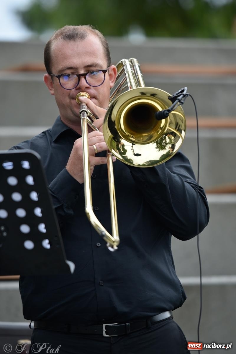 Zdjęcie w galerii na portalu naszraciborz.pl: Raciborski Kwintet Dęty rozganiał chmury na bulwarach [FOTO i WIDEO] wiadomości z regionu