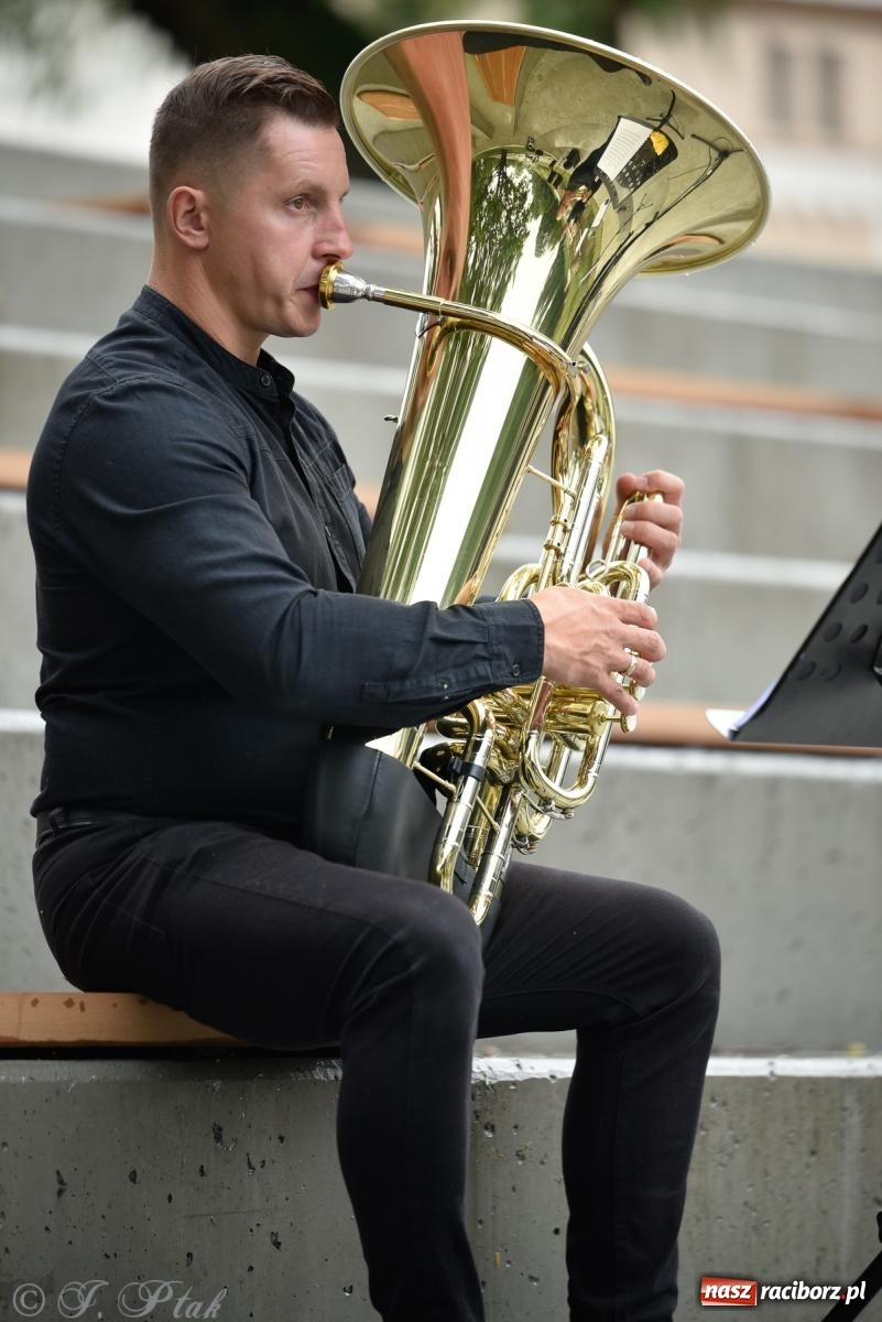 Zdjęcie w galerii na portalu naszraciborz.pl: Raciborski Kwintet Dęty rozganiał chmury na bulwarach [FOTO i WIDEO] wiadomości z regionu