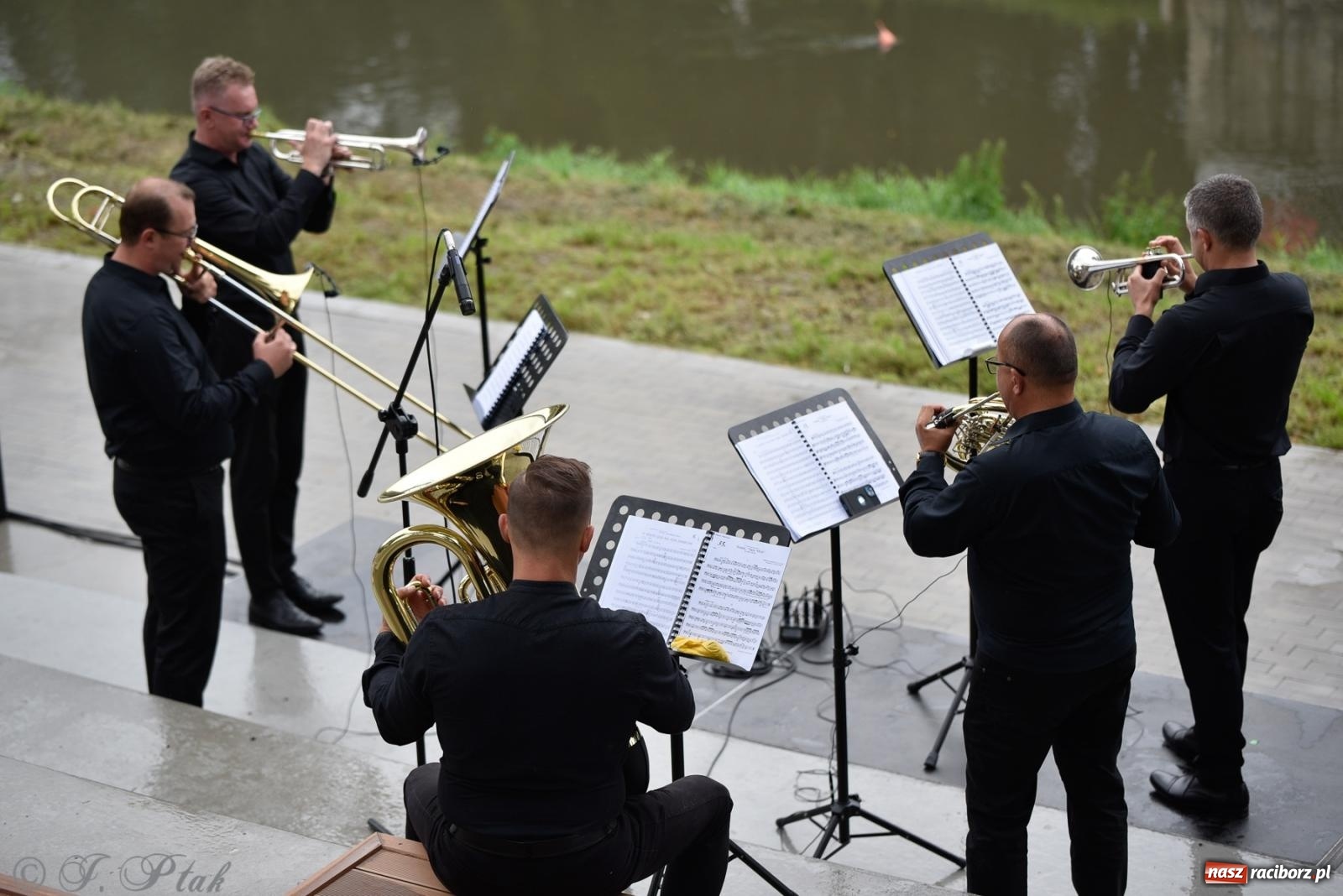 Zdjęcie w galerii na portalu naszraciborz.pl: Raciborski Kwintet Dęty rozganiał chmury na bulwarach [FOTO i WIDEO] wiadomości z regionu