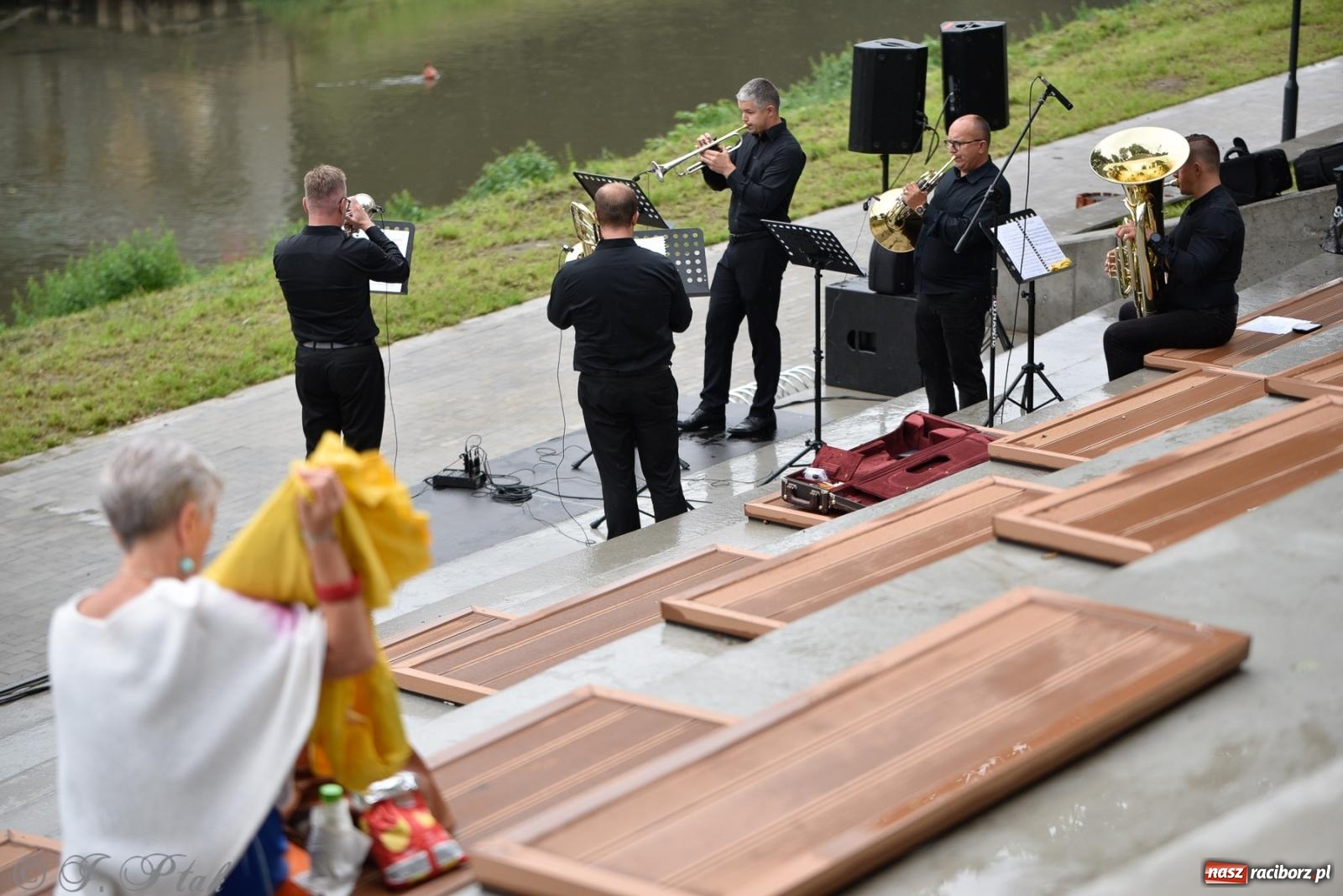 Zdjęcie w galerii na portalu naszraciborz.pl: Raciborski Kwintet Dęty rozganiał chmury na bulwarach [FOTO i WIDEO] wiadomości z regionu