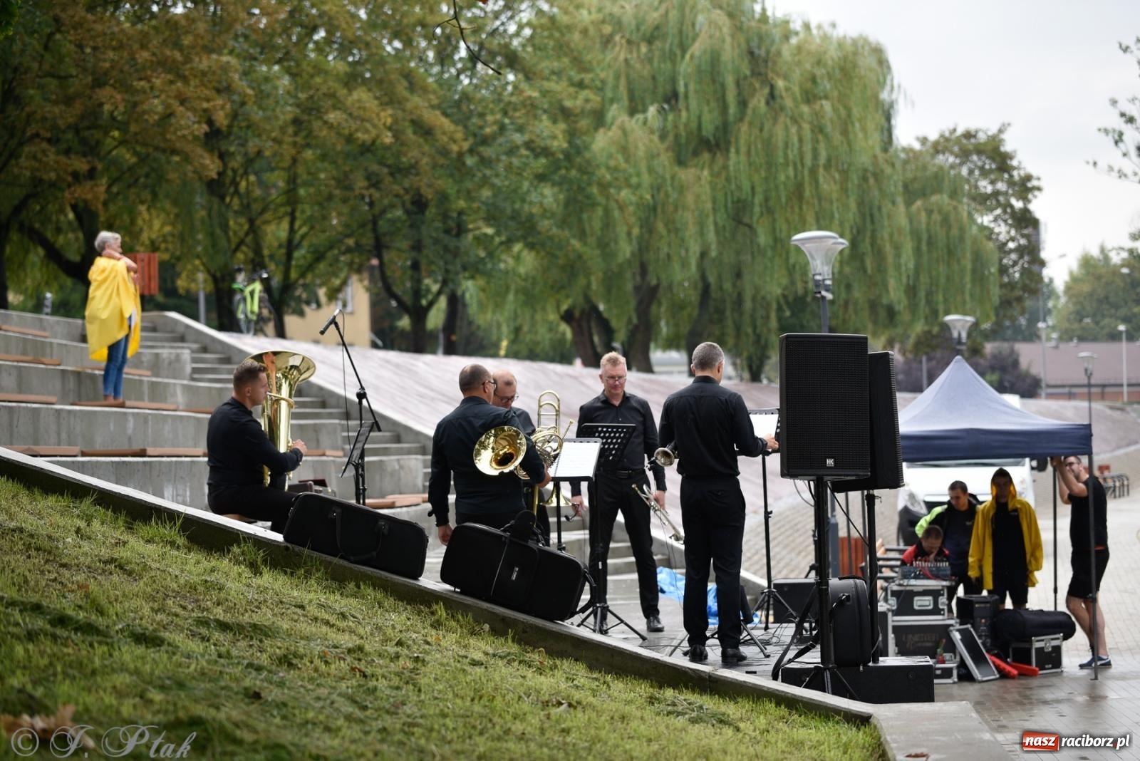 Zdjęcie w galerii na portalu naszraciborz.pl: Raciborski Kwintet Dęty rozganiał chmury na bulwarach [FOTO i WIDEO] wiadomości z regionu