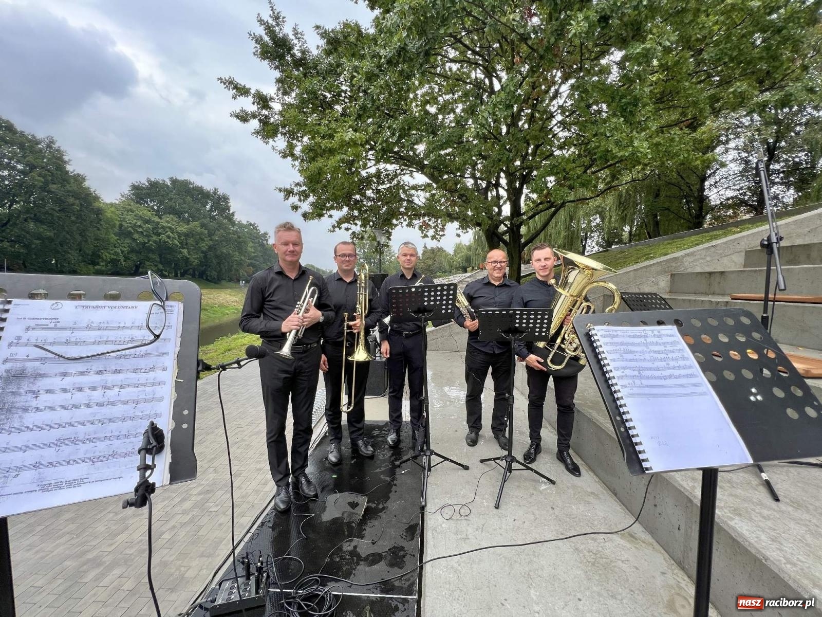 Zdjęcie w galerii na portalu naszraciborz.pl: Raciborski Kwintet Dęty rozganiał chmury na bulwarach [FOTO i WIDEO] wiadomości z regionu