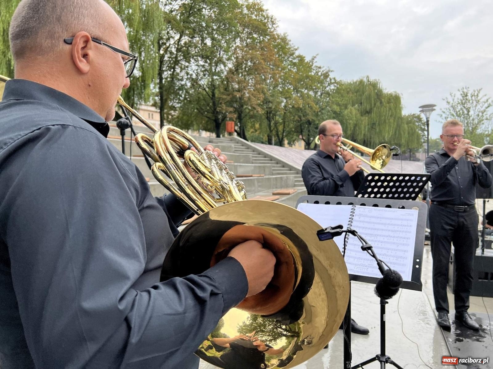 Zdjęcie w galerii na portalu naszraciborz.pl: Raciborski Kwintet Dęty rozganiał chmury na bulwarach [FOTO i WIDEO] wiadomości z regionu