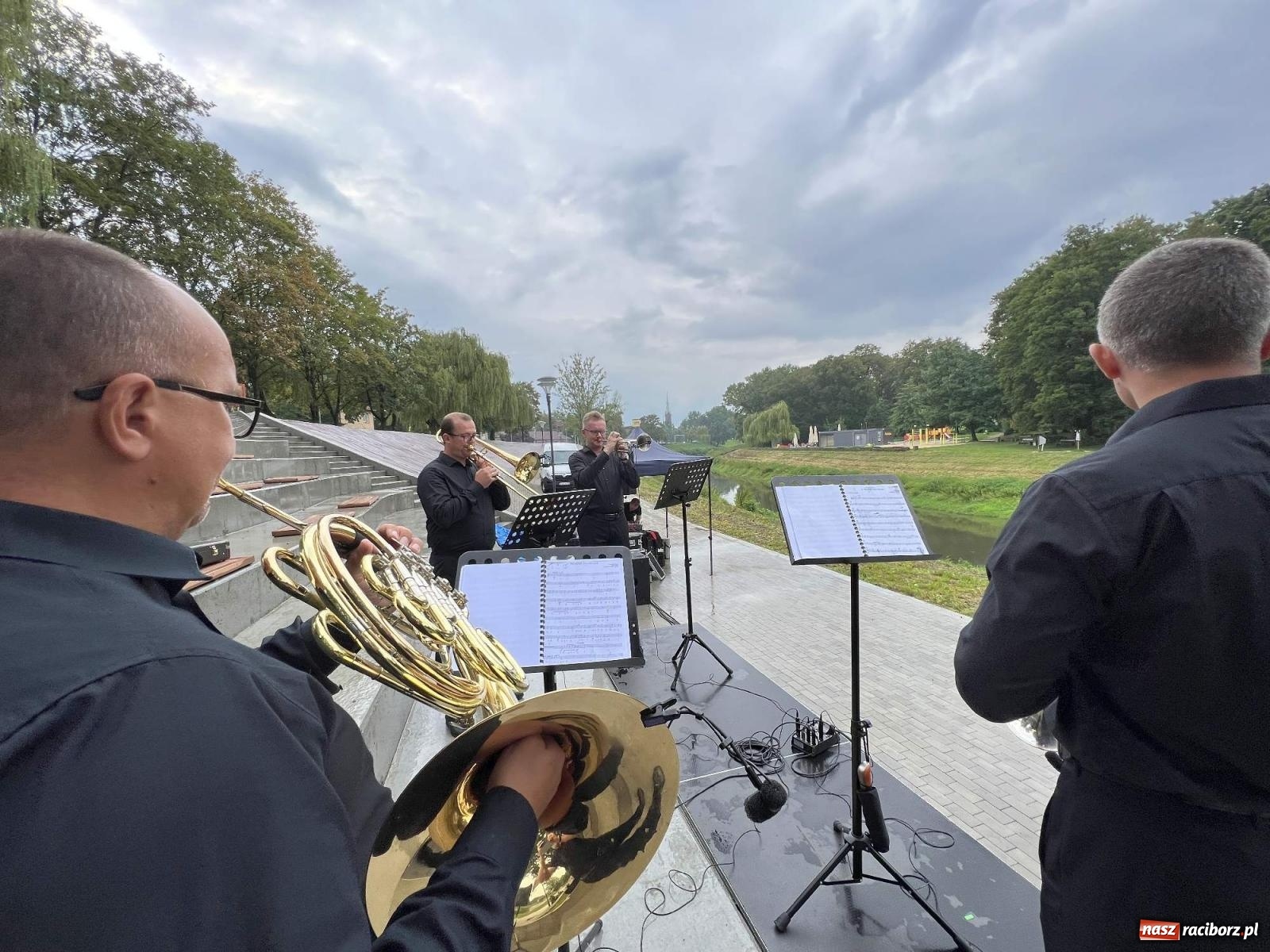 Zdjęcie w galerii na portalu naszraciborz.pl: Raciborski Kwintet Dęty rozganiał chmury na bulwarach [FOTO i WIDEO] wiadomości z regionu