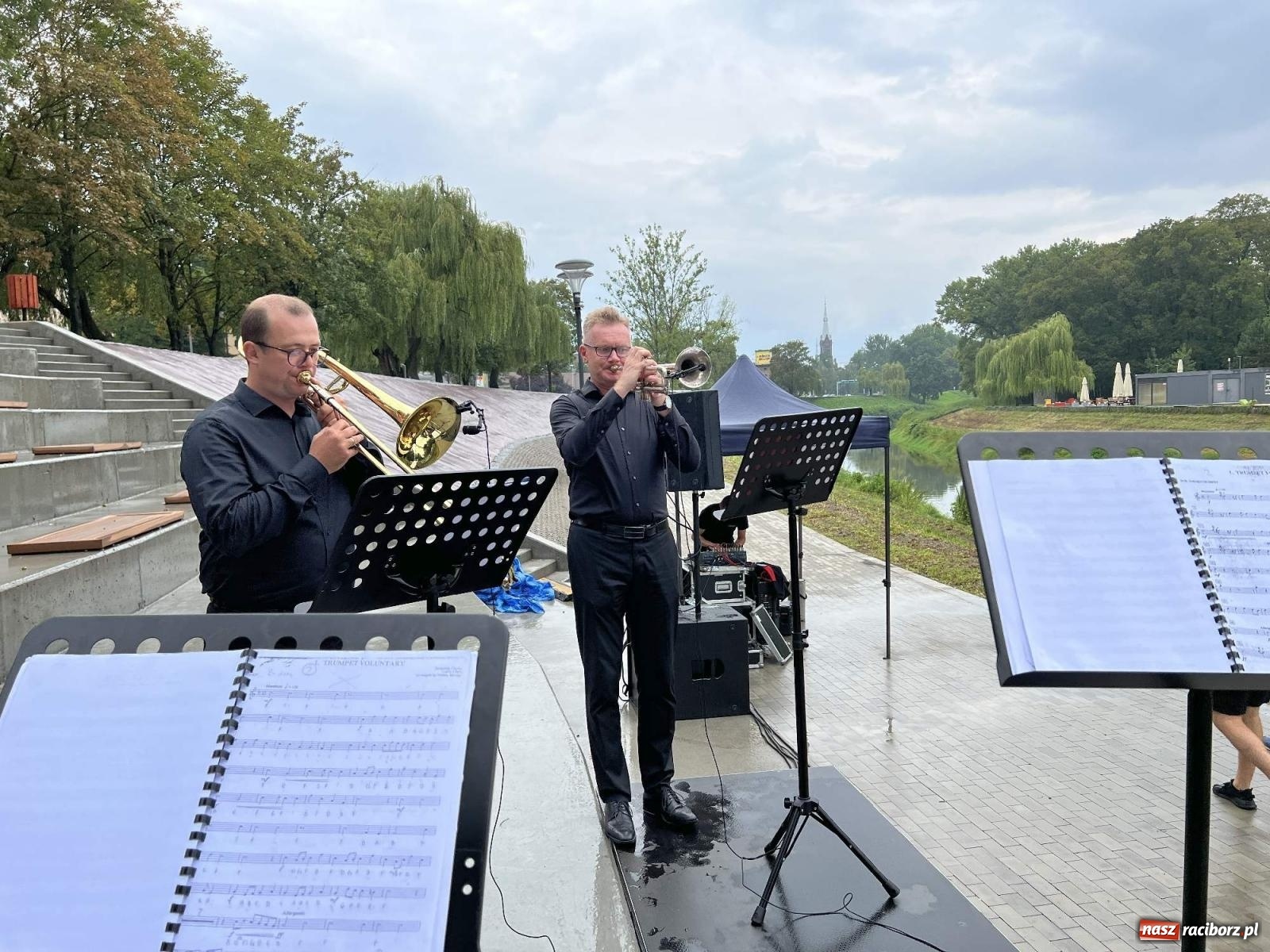 Zdjęcie w galerii na portalu naszraciborz.pl: Raciborski Kwintet Dęty rozganiał chmury na bulwarach [FOTO i WIDEO] wiadomości z regionu