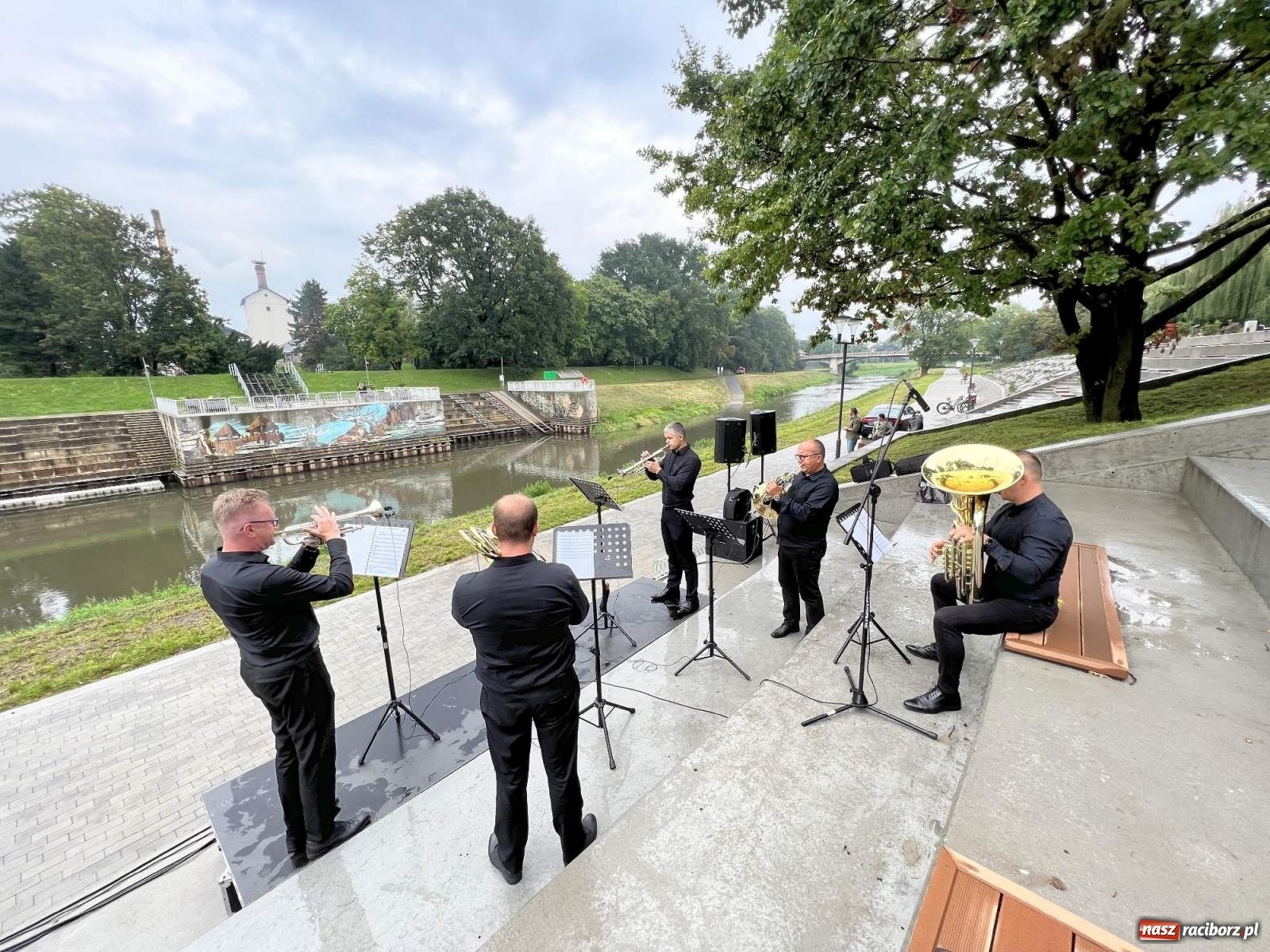 Zdjęcie w galerii na portalu naszraciborz.pl: Raciborski Kwintet Dęty rozganiał chmury na bulwarach [FOTO i WIDEO] wiadomości z regionu