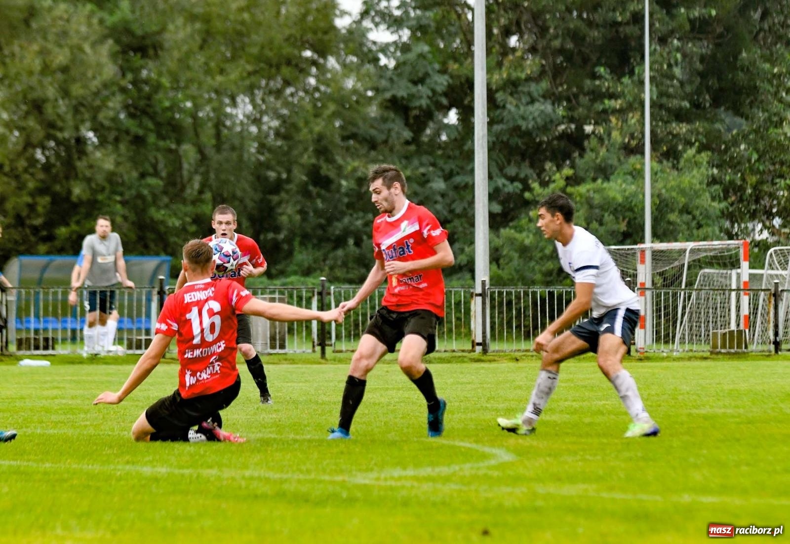 Zdjęcie w galerii na portalu naszraciborz.pl: Klasa okręgowa. Nędza ma patent na Jejkowice i pomogła Damianowi [FOTO] wiadomości z regionu