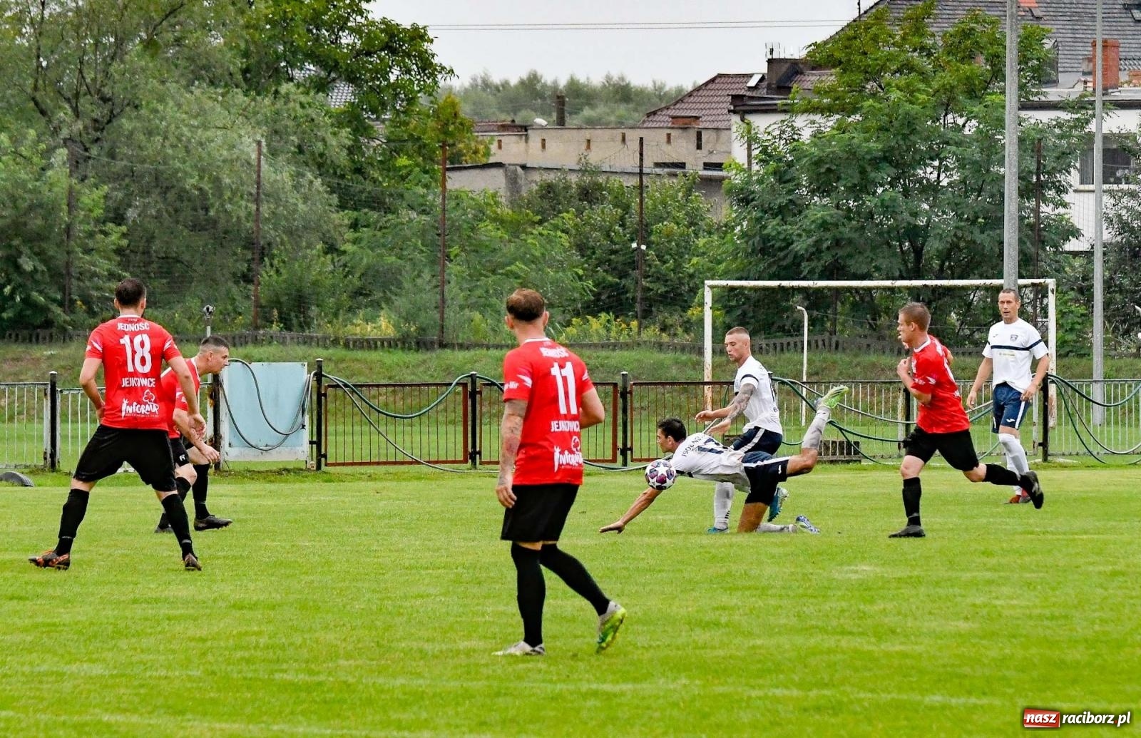 Zdjęcie w galerii na portalu naszraciborz.pl: Klasa okręgowa. Nędza ma patent na Jejkowice i pomogła Damianowi [FOTO] wiadomości z regionu