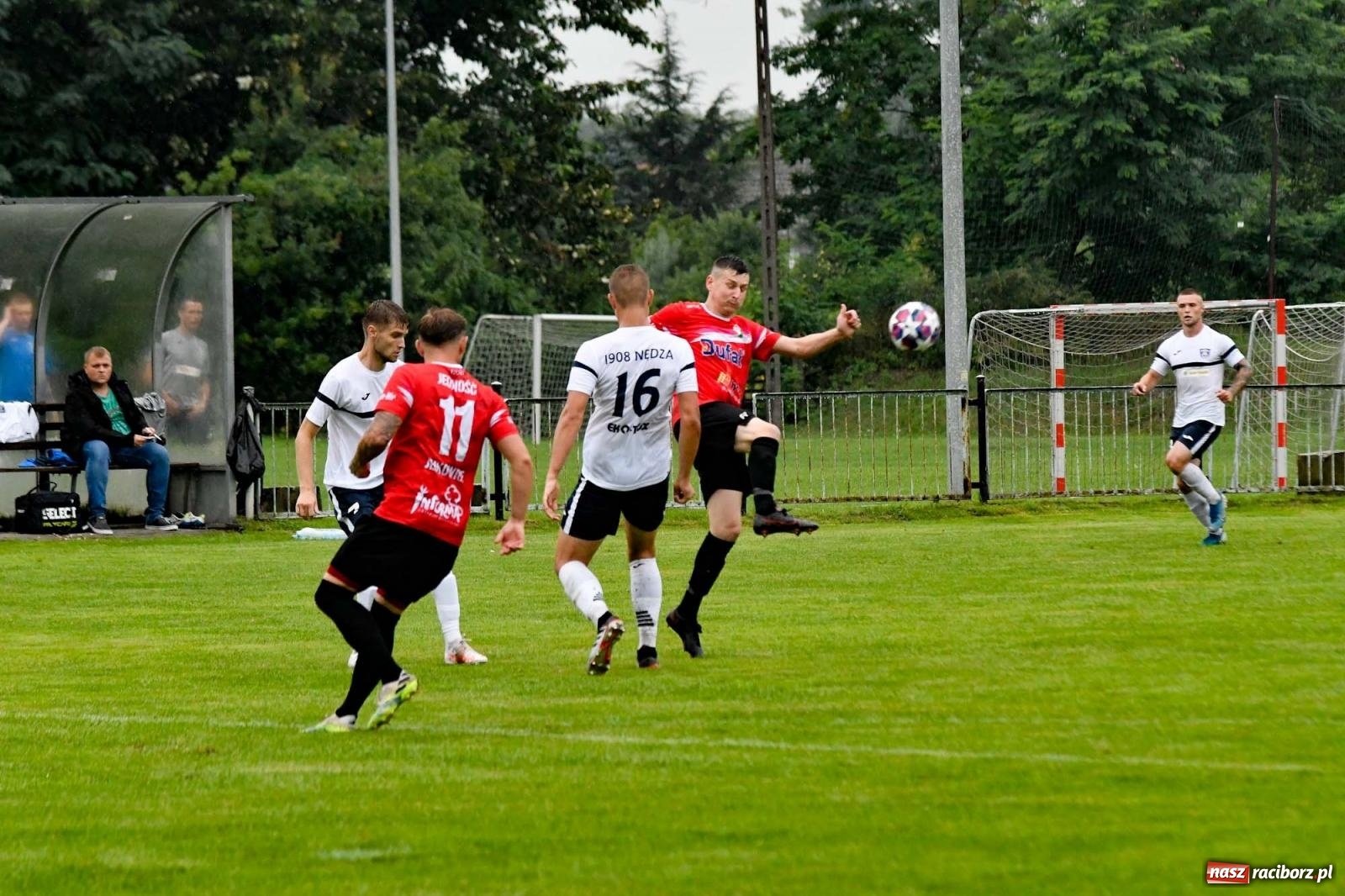 Zdjęcie w galerii na portalu naszraciborz.pl: Klasa okręgowa. Nędza ma patent na Jejkowice i pomogła Damianowi [FOTO] wiadomości z regionu