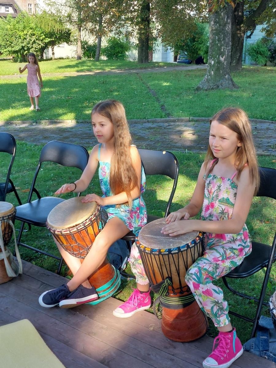 Zdjęcie w galerii na portalu naszraciborz.pl: Warsztaty bębniarskie w ogrodzie Strzechy wiadomości z regionu