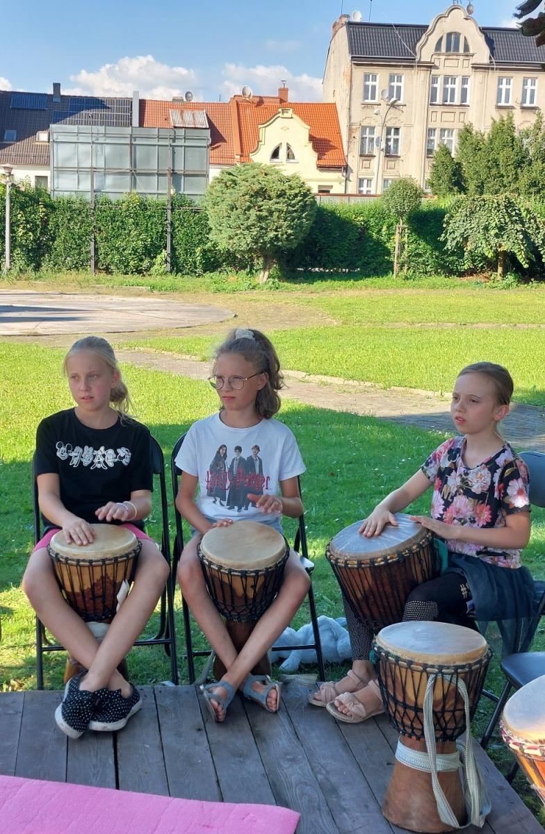 Zdjęcie w galerii na portalu naszraciborz.pl: Warsztaty bębniarskie w ogrodzie Strzechy wiadomości z regionu