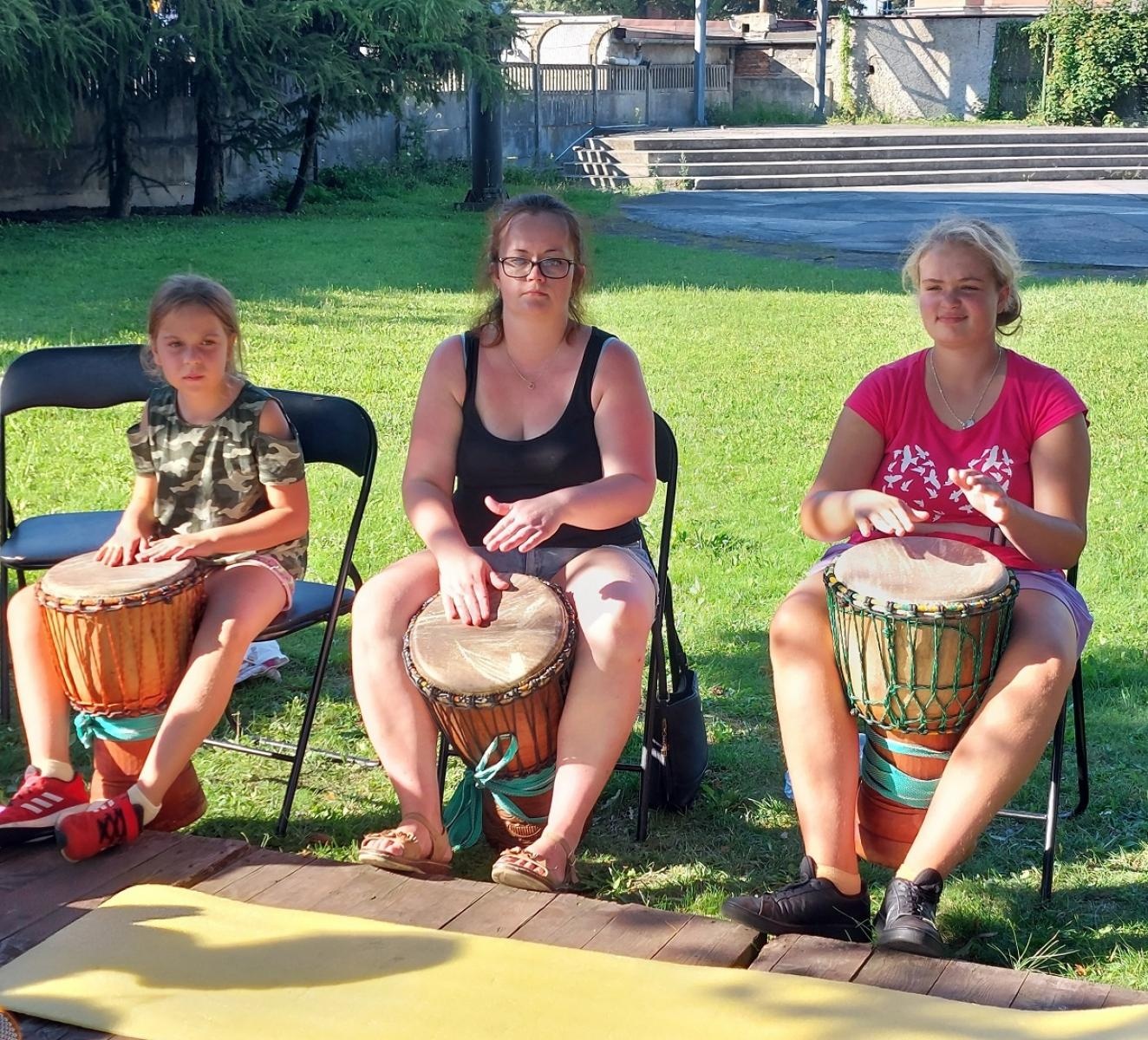 Zdjęcie w galerii na portalu naszraciborz.pl: Warsztaty bębniarskie w ogrodzie Strzechy wiadomości z regionu