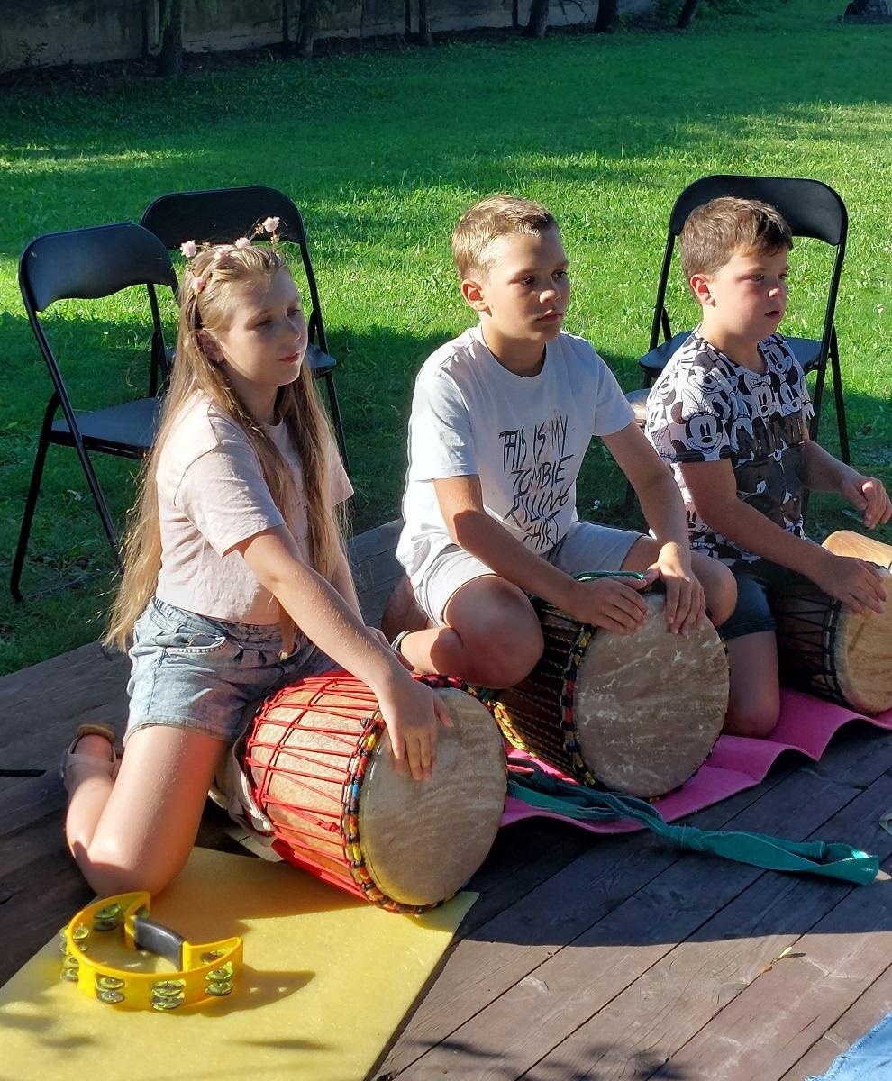 Zdjęcie w galerii na portalu naszraciborz.pl: Warsztaty bębniarskie w ogrodzie Strzechy wiadomości z regionu