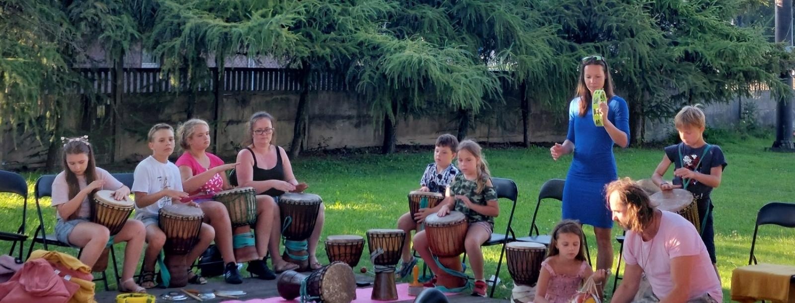 Zdjęcie w galerii na portalu naszraciborz.pl: Warsztaty bębniarskie w ogrodzie Strzechy wiadomości z regionu