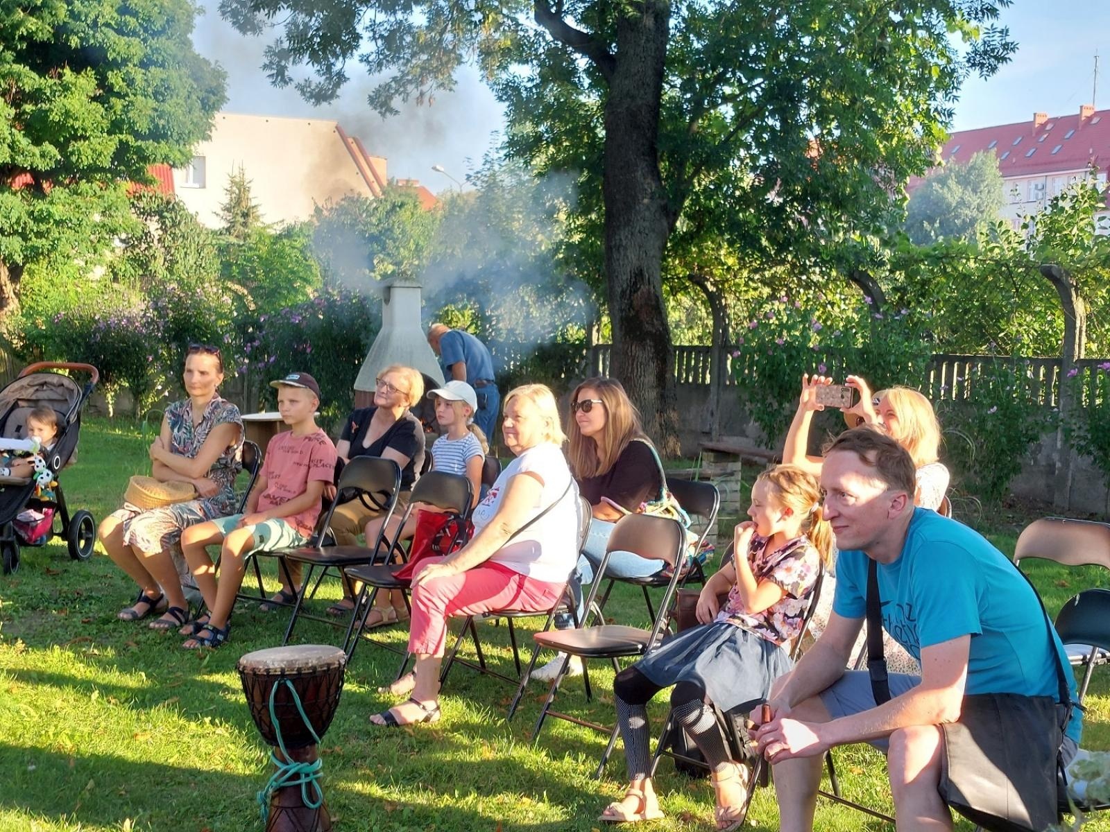 Zdjęcie w galerii na portalu naszraciborz.pl: Warsztaty bębniarskie w ogrodzie Strzechy wiadomości z regionu