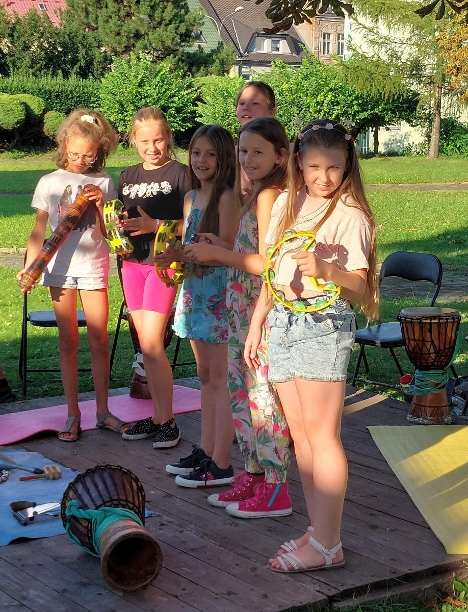 Zdjęcie w galerii na portalu naszraciborz.pl: Warsztaty bębniarskie w ogrodzie Strzechy wiadomości z regionu
