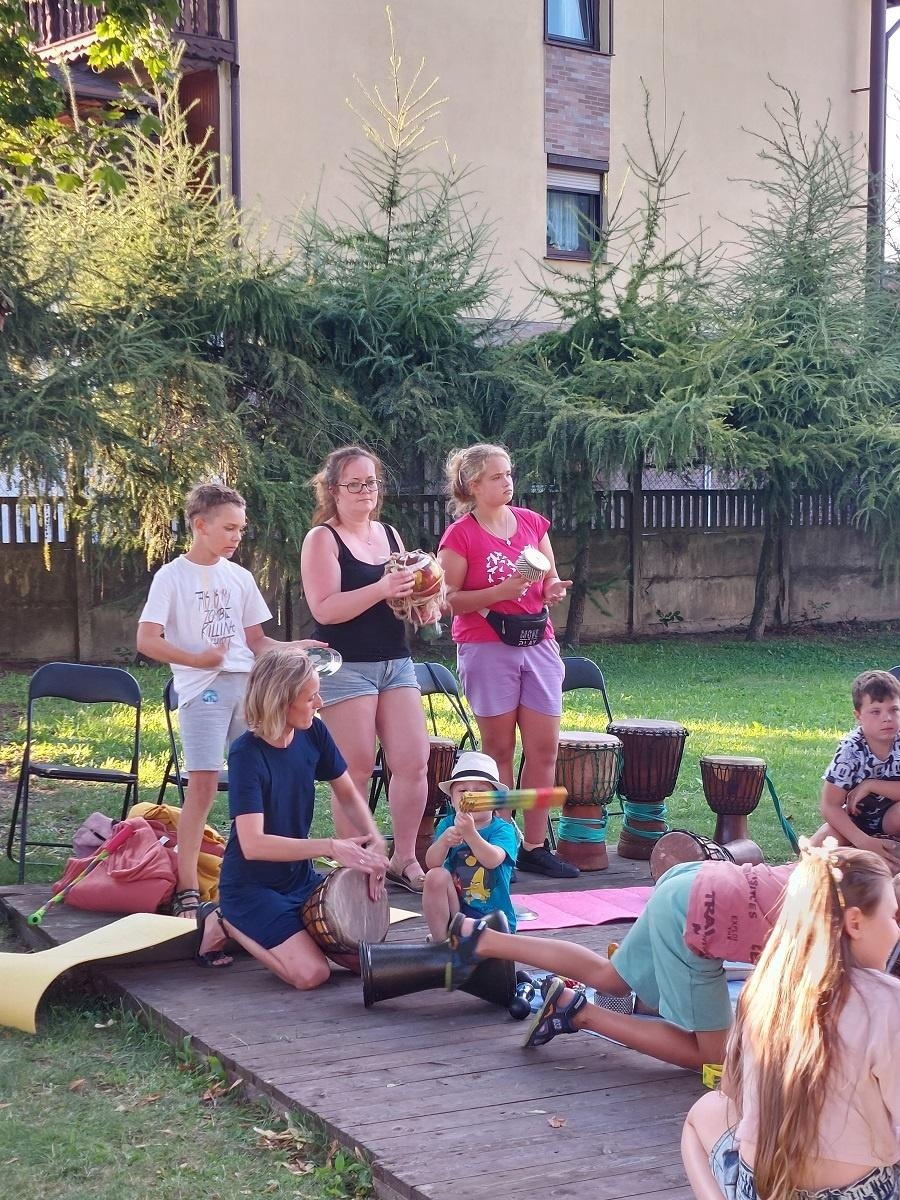 Zdjęcie w galerii na portalu naszraciborz.pl: Warsztaty bębniarskie w ogrodzie Strzechy wiadomości z regionu