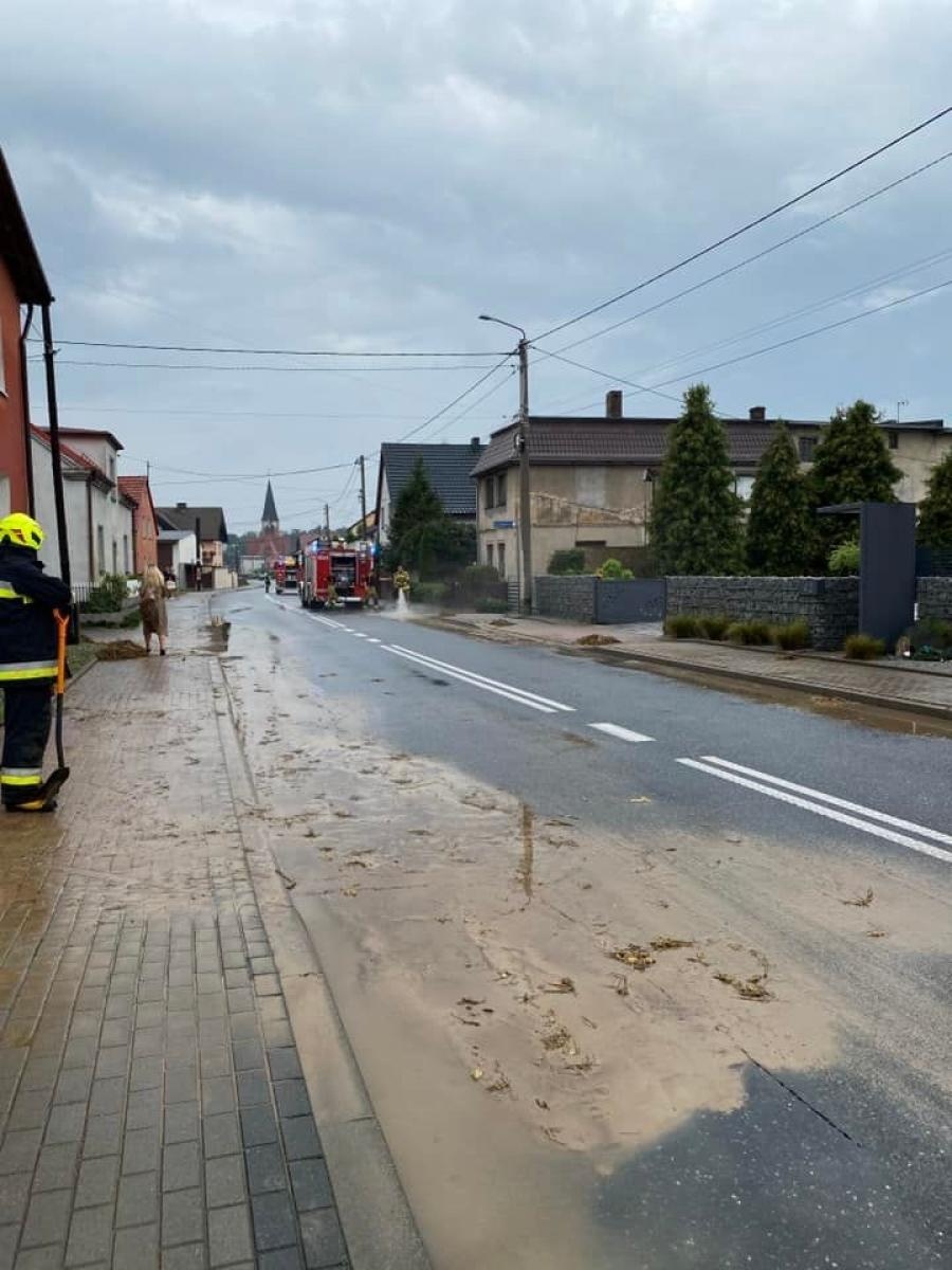 Zdjęcie w galerii na portalu naszraciborz.pl: Masy błota po ulewach w Raciborzu i Pawłowie wiadomości z regionu