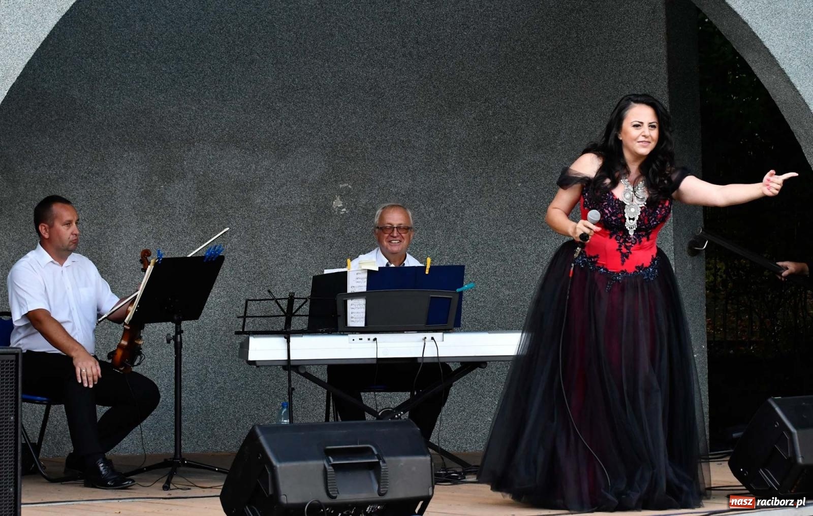 Zdjęcie w galerii na portalu naszraciborz.pl: Operetka i czardasz w plenerze parku im. Miasta Roth [FOTO i WIDEO] wiadomości z regionu