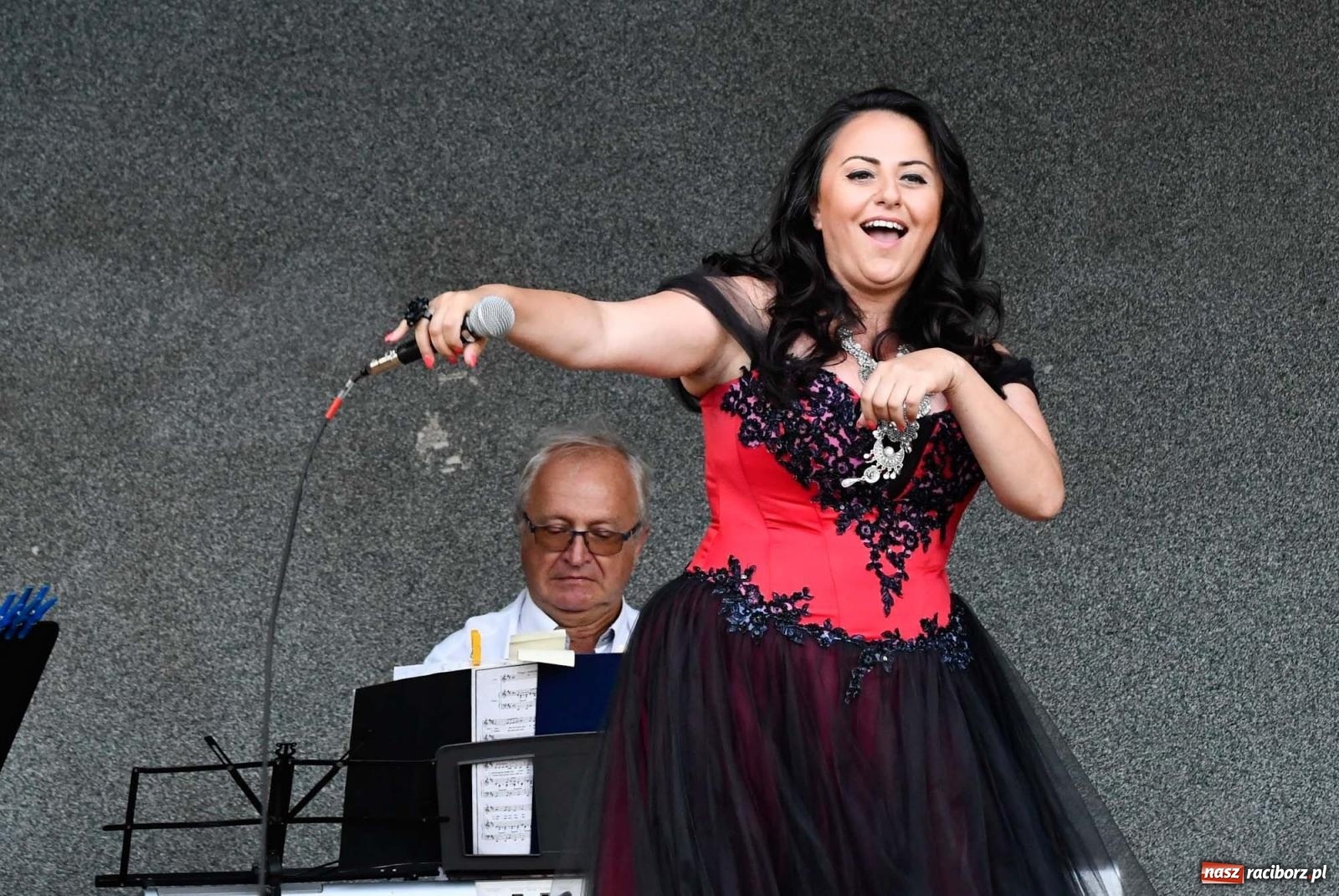 Zdjęcie w galerii na portalu naszraciborz.pl: Operetka i czardasz w plenerze parku im. Miasta Roth [FOTO i WIDEO] wiadomości z regionu