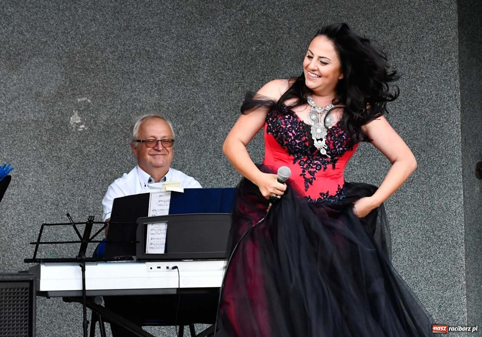 Zdjęcie w galerii na portalu naszraciborz.pl: Operetka i czardasz w plenerze parku im. Miasta Roth [FOTO i WIDEO] wiadomości z regionu