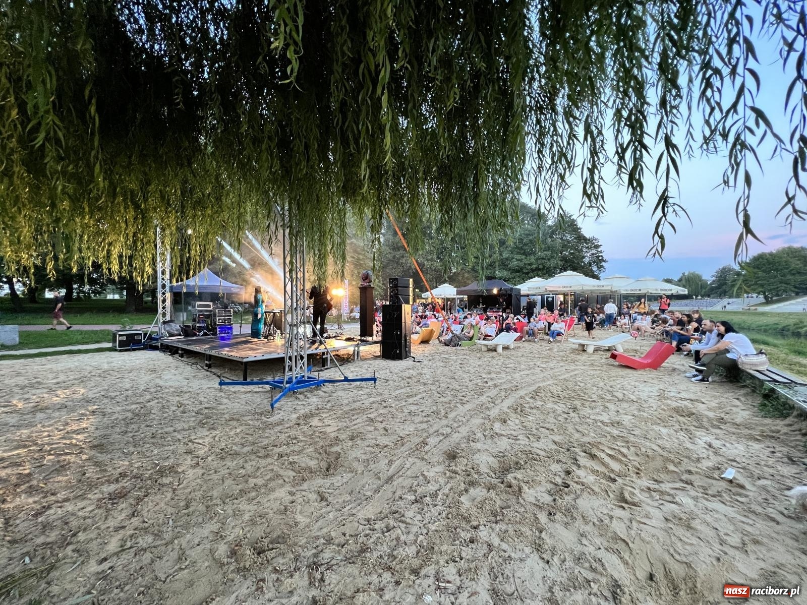 Zdjęcie w galerii na portalu naszraciborz.pl: Między wschodem a zachodem. Tara Gayan na bulwarach [FOTO i WIDEO] wiadomości z regionu