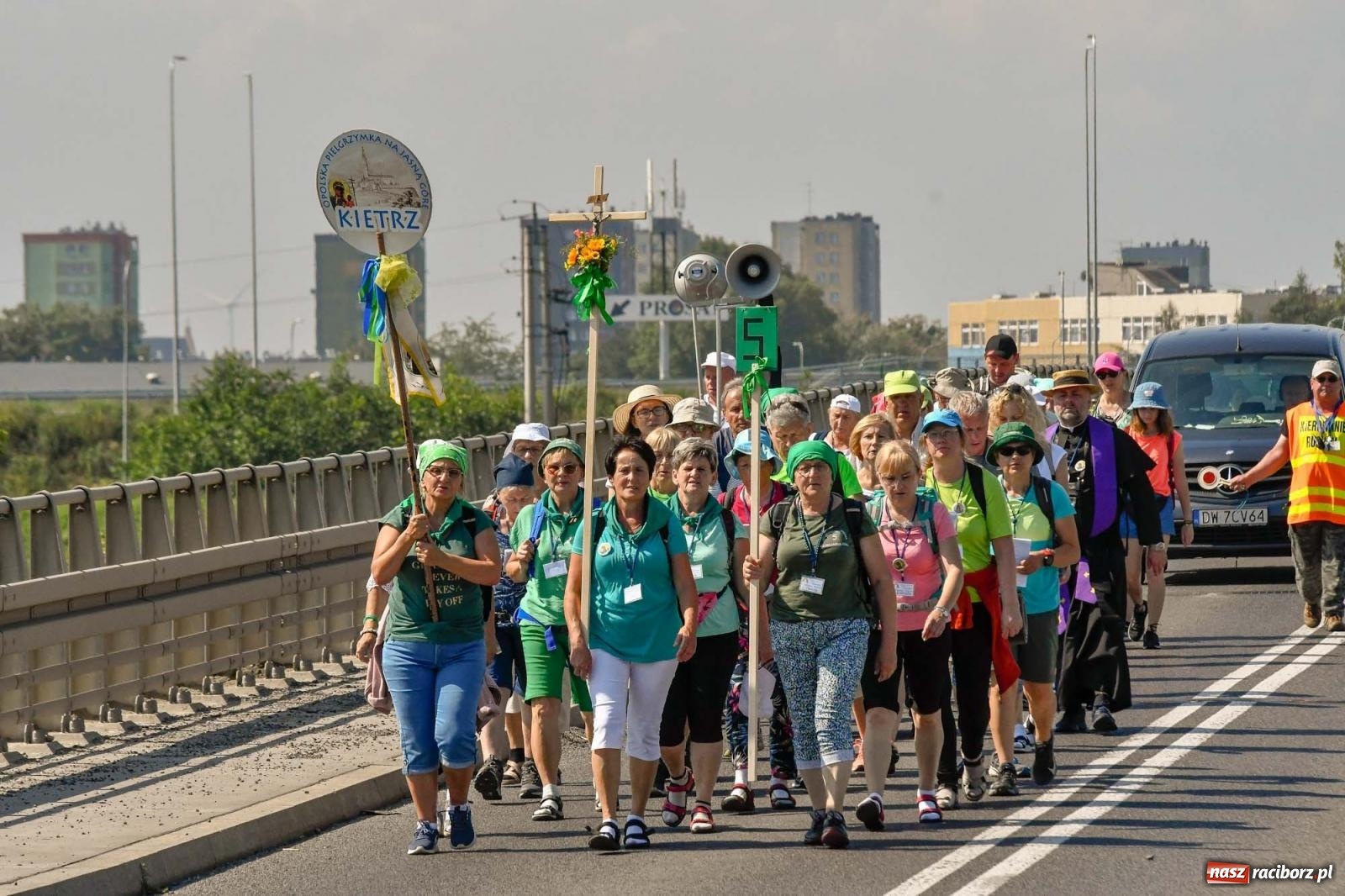 Zdjęcie w galerii na portalu naszraciborz.pl: Pielgrzymi z powiatu raciborskiego wyruszyli na Jasną Górę [FOTO i WIDEO] wiadomości z regionu