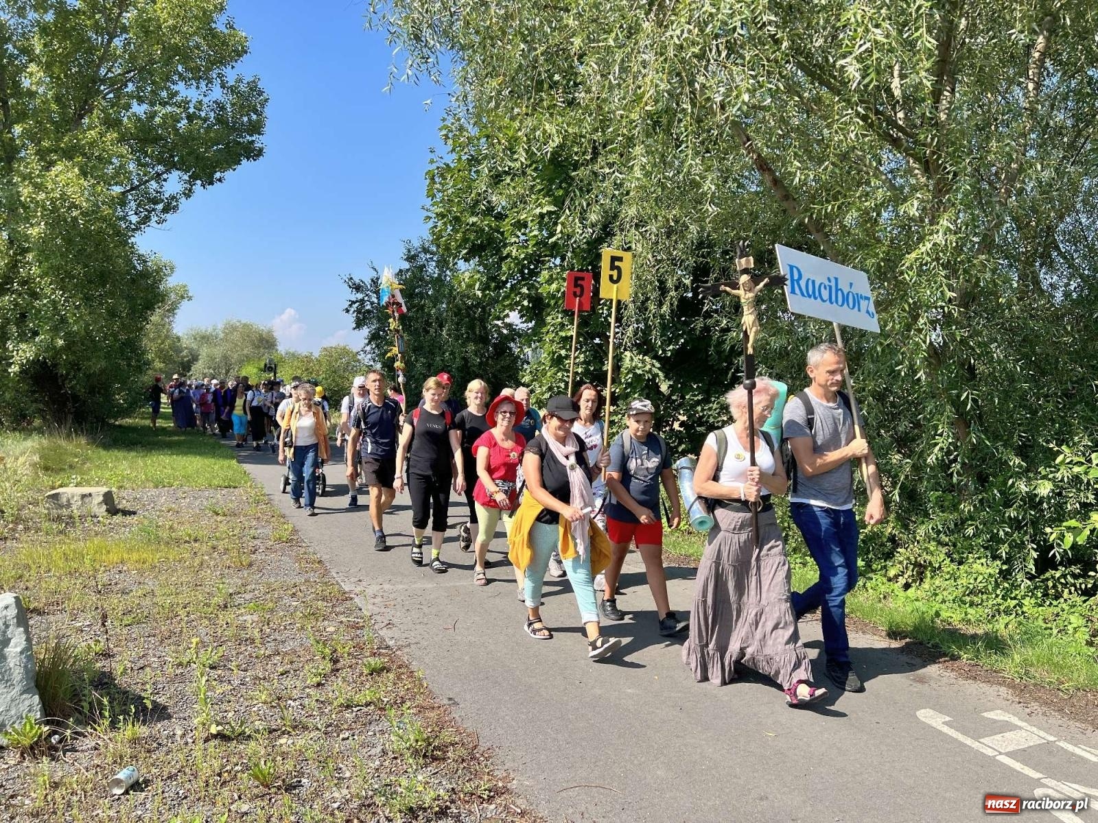 Zdjęcie w galerii na portalu naszraciborz.pl: Pielgrzymi z powiatu raciborskiego wyruszyli na Jasną Górę [FOTO i WIDEO] wiadomości z regionu