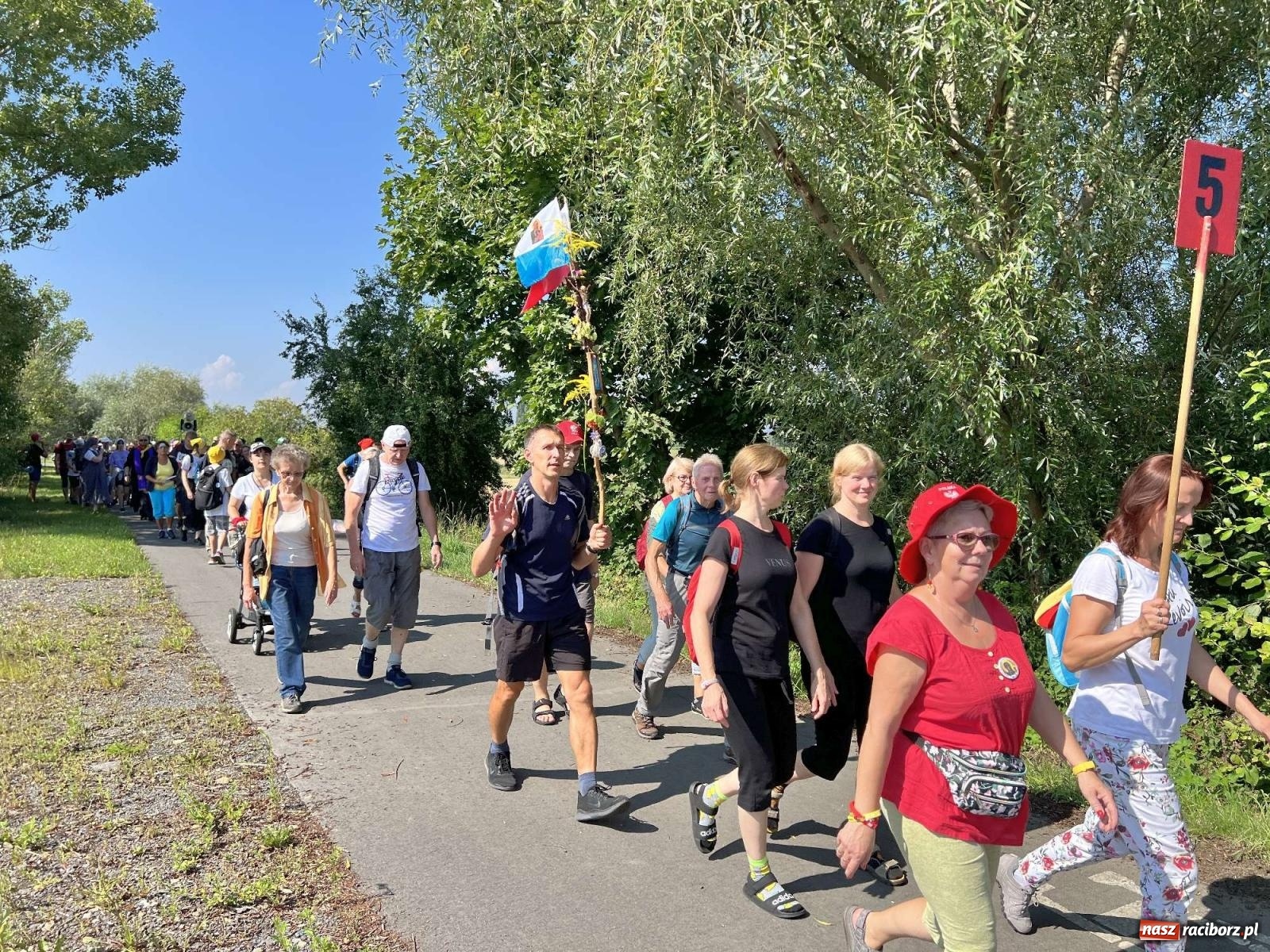 Zdjęcie w galerii na portalu naszraciborz.pl: Pielgrzymi z powiatu raciborskiego wyruszyli na Jasną Górę [FOTO i WIDEO] wiadomości z regionu