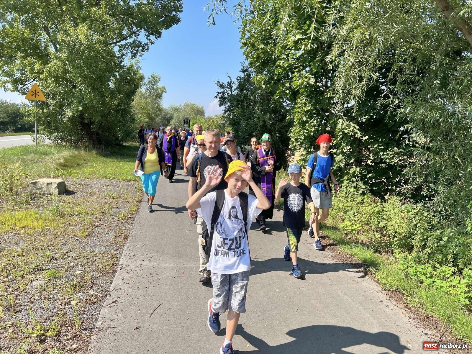 Zdjęcie w galerii na portalu naszraciborz.pl: Pielgrzymi z powiatu raciborskiego wyruszyli na Jasną Górę [FOTO i WIDEO] wiadomości z regionu