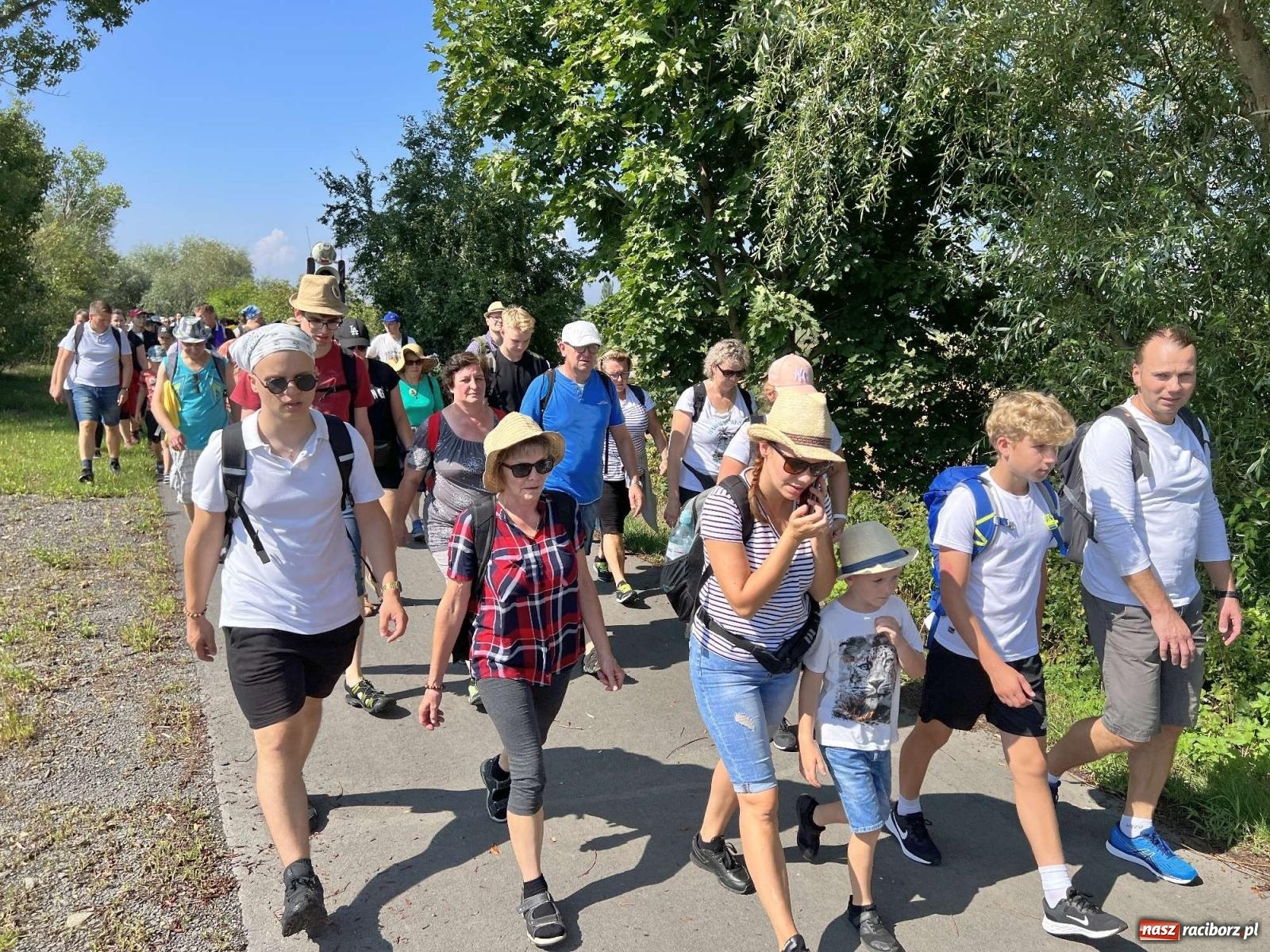 Zdjęcie w galerii na portalu naszraciborz.pl: Pielgrzymi z powiatu raciborskiego wyruszyli na Jasną Górę [FOTO i WIDEO] wiadomości z regionu