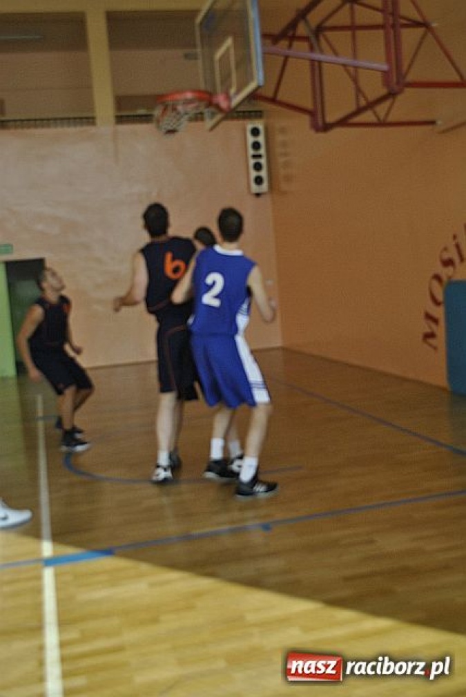 Zdjęcie w galerii na portalu naszraciborz.pl: Koszykarze OSiR-u Racibórz na I miejscu wiadomości z regionu