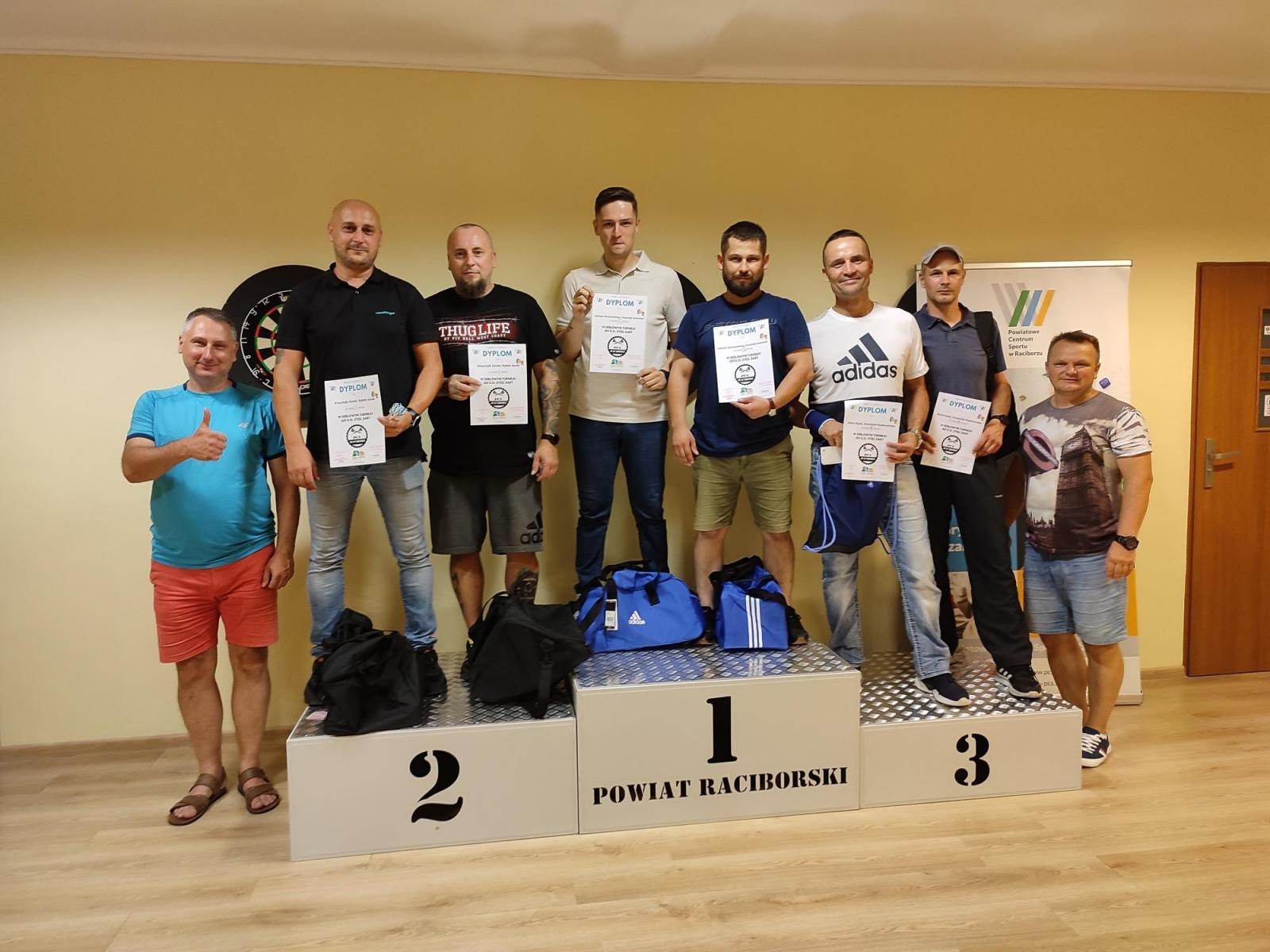 Zdjęcie w galerii na portalu naszraciborz.pl: Skrzymowski i Humeniuk najlepsi w deblowym turnieju darta [FOTO] wiadomości z regionu