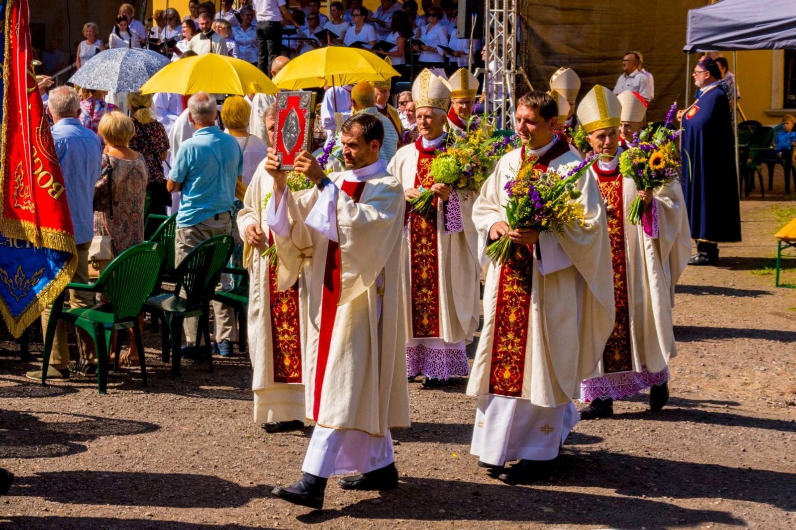 Zdjęcie w galerii na portalu naszraciborz.pl: Metropolitalne święto w Rudach pełne okrągłych rocznic wiadomości z regionu