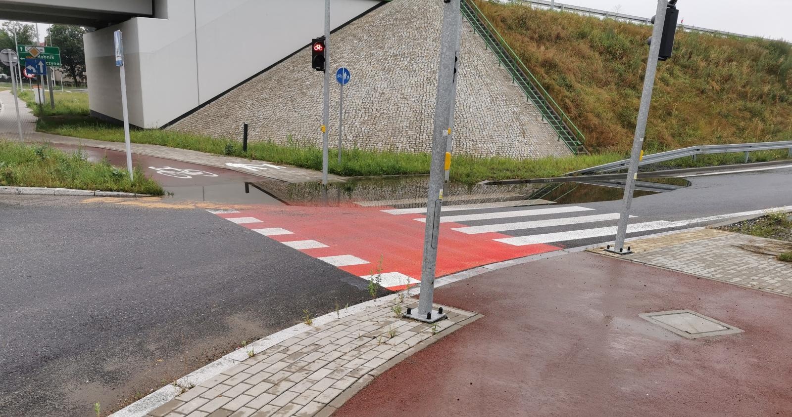 Zdjęcie w galerii na portalu naszraciborz.pl: Interwencja czytelnika. Wodne przejście na nowej obwodnicy [FOTO] wiadomości z regionu