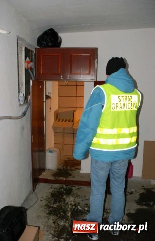 Zdjęcie w galerii na portalu naszraciborz.pl: Przez szafę do nielegalnej wytwórni alkoholu wiadomości z regionu