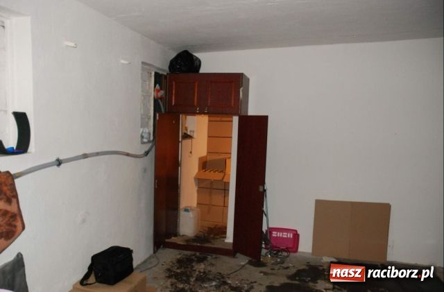 Zdjęcie w galerii na portalu naszraciborz.pl: Przez szafę do nielegalnej wytwórni alkoholu wiadomości z regionu
