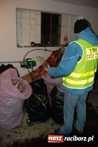Zdjęcie w galerii na portalu naszraciborz.pl: Przez szafę do nielegalnej wytwórni alkoholu wiadomości z regionu