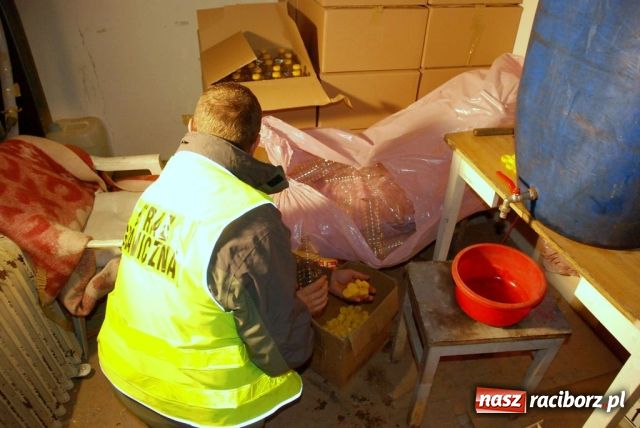Zdjęcie w galerii na portalu naszraciborz.pl: Przez szafę do nielegalnej wytwórni alkoholu wiadomości z regionu