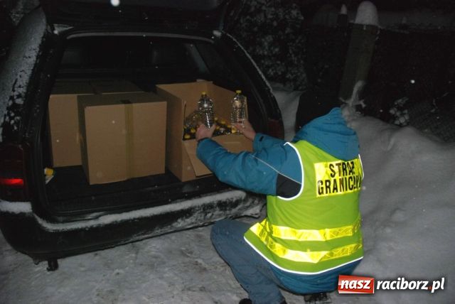 Zdjęcie w galerii na portalu naszraciborz.pl: Przez szafę do nielegalnej wytwórni alkoholu wiadomości z regionu