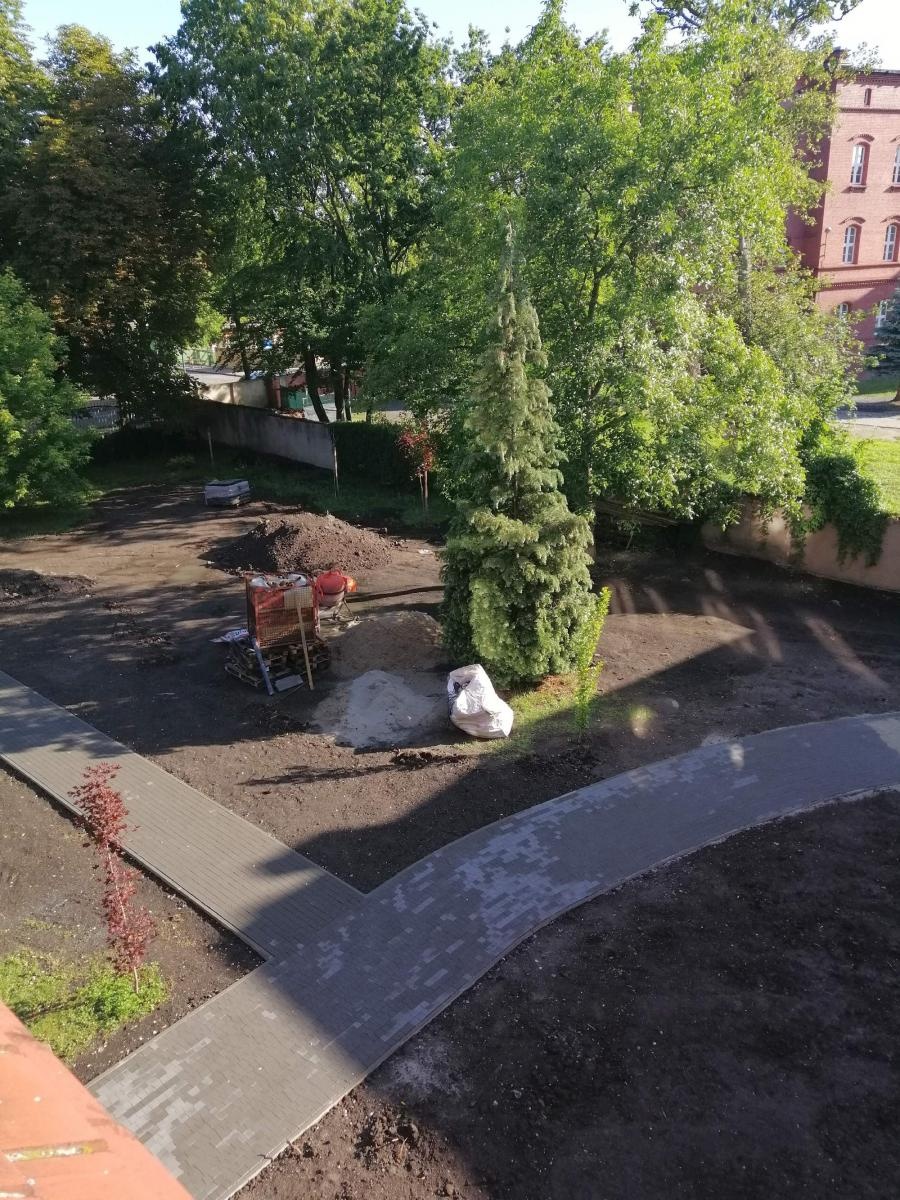 Zdjęcie w galerii na portalu naszraciborz.pl: Otwarty ogród - zielona oaza spotkań, nauki, sztuki i relaksu w I LO wiadomości z regionu