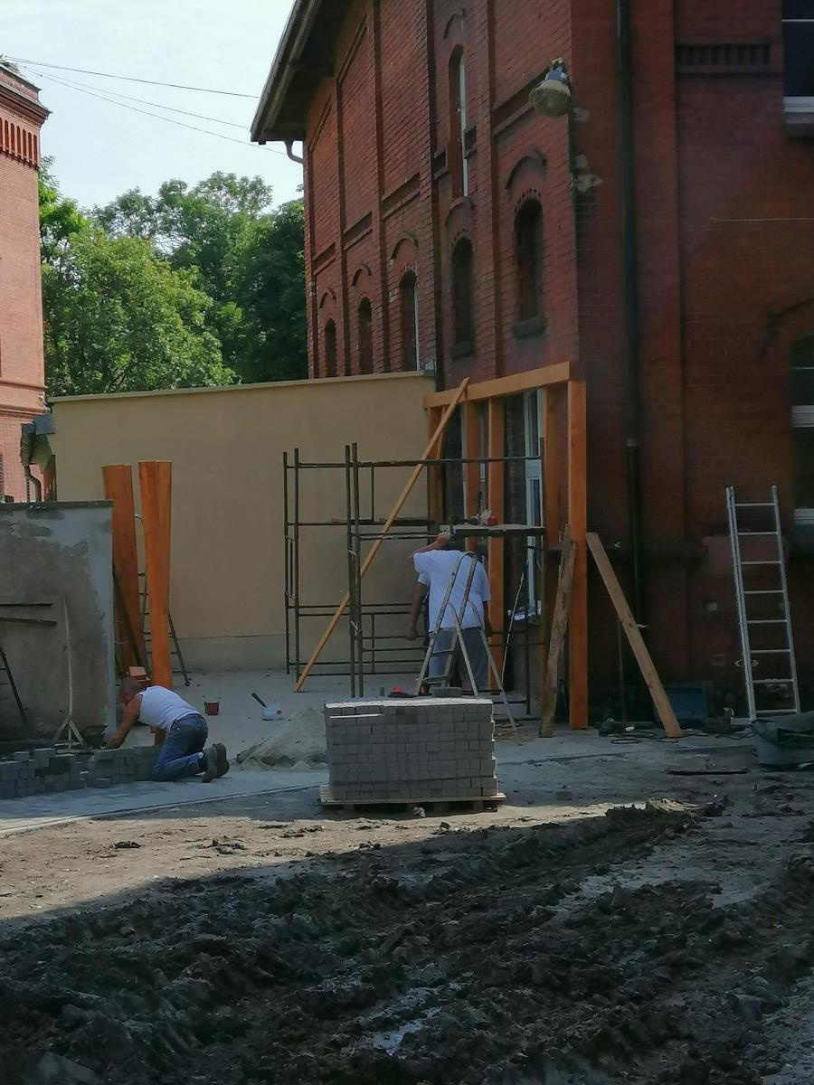 Zdjęcie w galerii na portalu naszraciborz.pl: Otwarty ogród - zielona oaza spotkań, nauki, sztuki i relaksu w I LO wiadomości z regionu