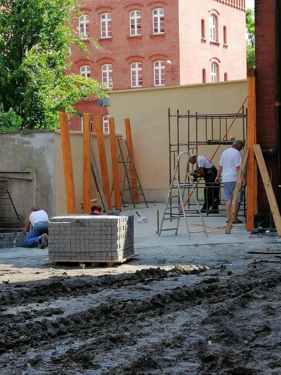 Zdjęcie w galerii na portalu naszraciborz.pl: Otwarty ogród - zielona oaza spotkań, nauki, sztuki i relaksu w I LO wiadomości z regionu