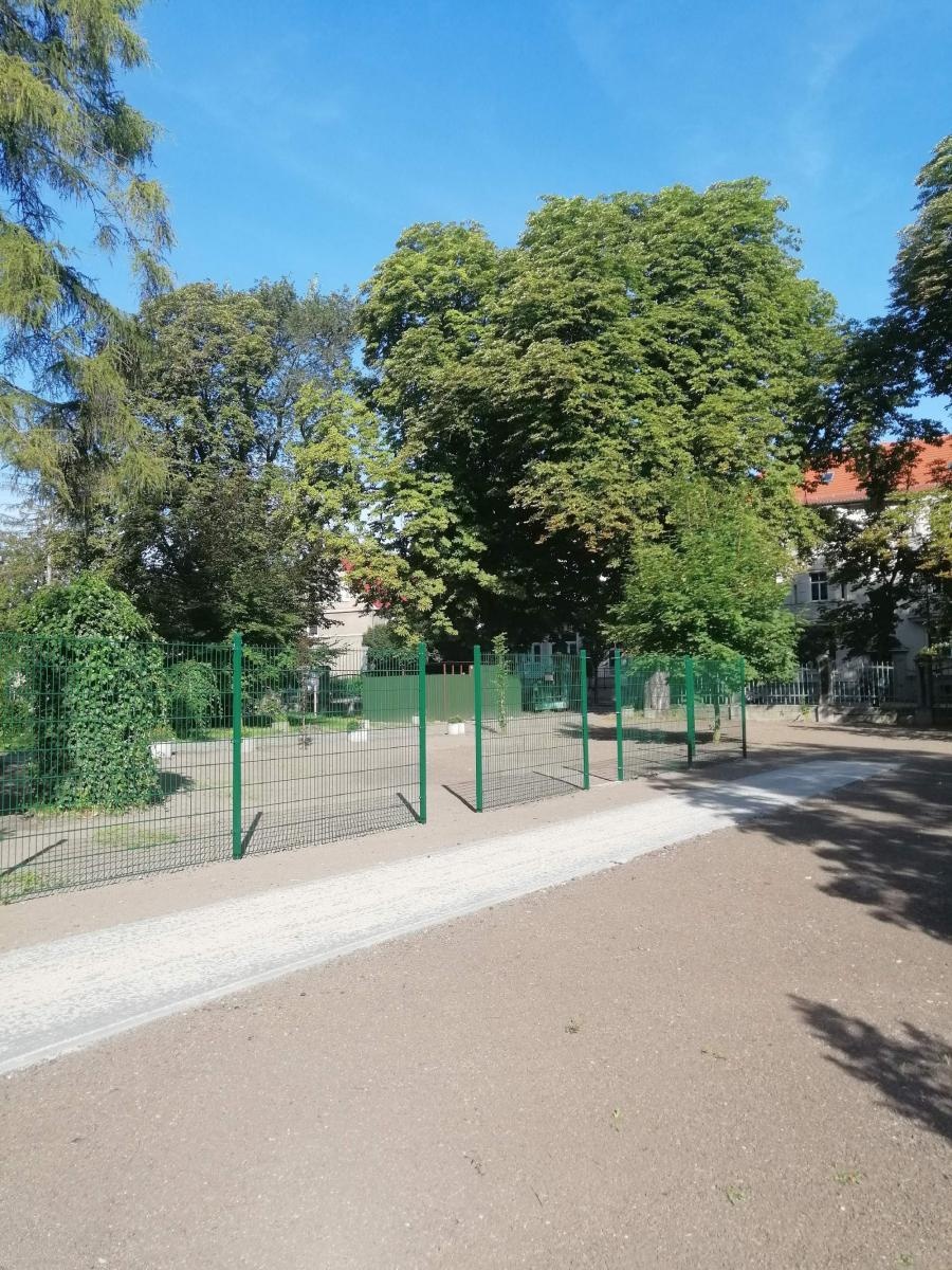 Zdjęcie w galerii na portalu naszraciborz.pl: Otwarty ogród - zielona oaza spotkań, nauki, sztuki i relaksu w I LO wiadomości z regionu