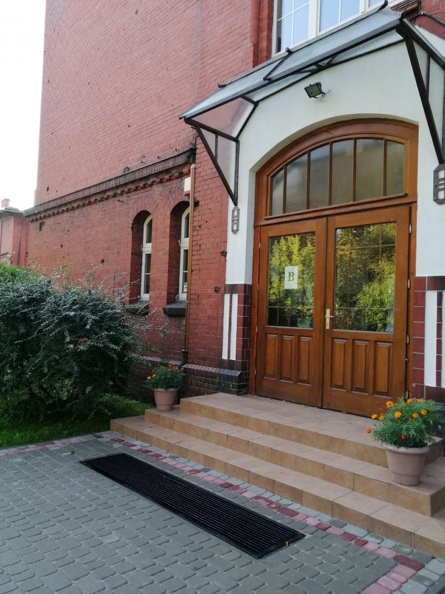 Zdjęcie w galerii na portalu naszraciborz.pl: Otwarty ogród - zielona oaza spotkań, nauki, sztuki i relaksu w I LO wiadomości z regionu