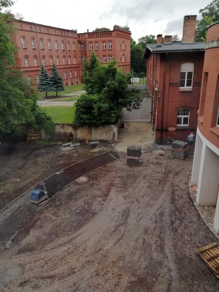 Zdjęcie w galerii na portalu naszraciborz.pl: Otwarty ogród - zielona oaza spotkań, nauki, sztuki i relaksu w I LO wiadomości z regionu